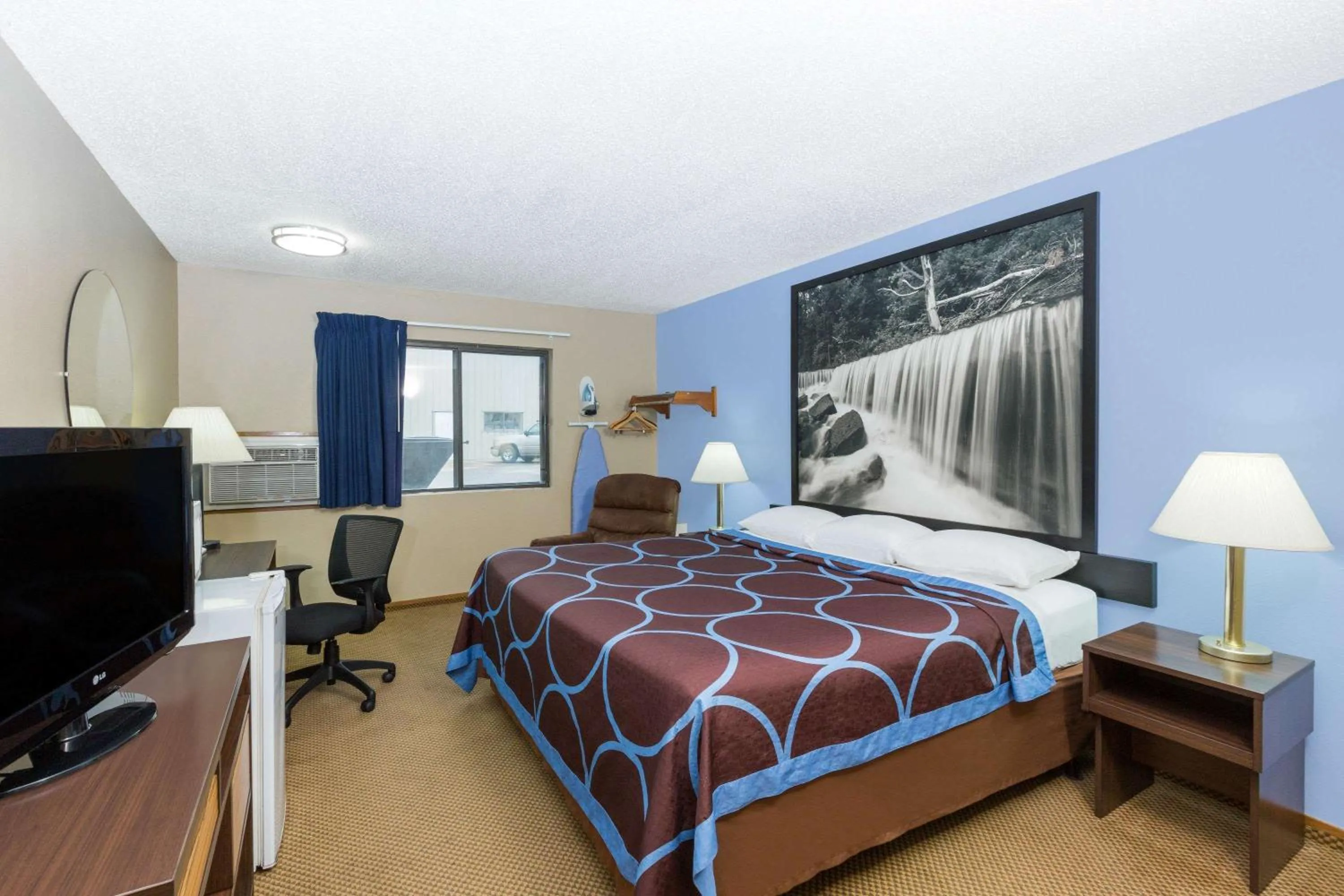 Queen Room - Non-Smoking in Super 8 by Wyndham Manhattan KS