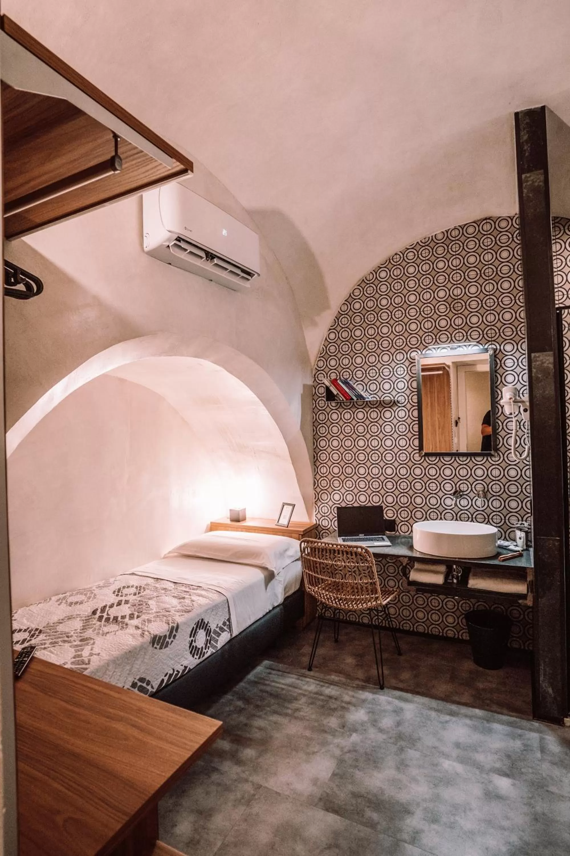 Single Room with Balcony and Private Bathroom in Nova Relais