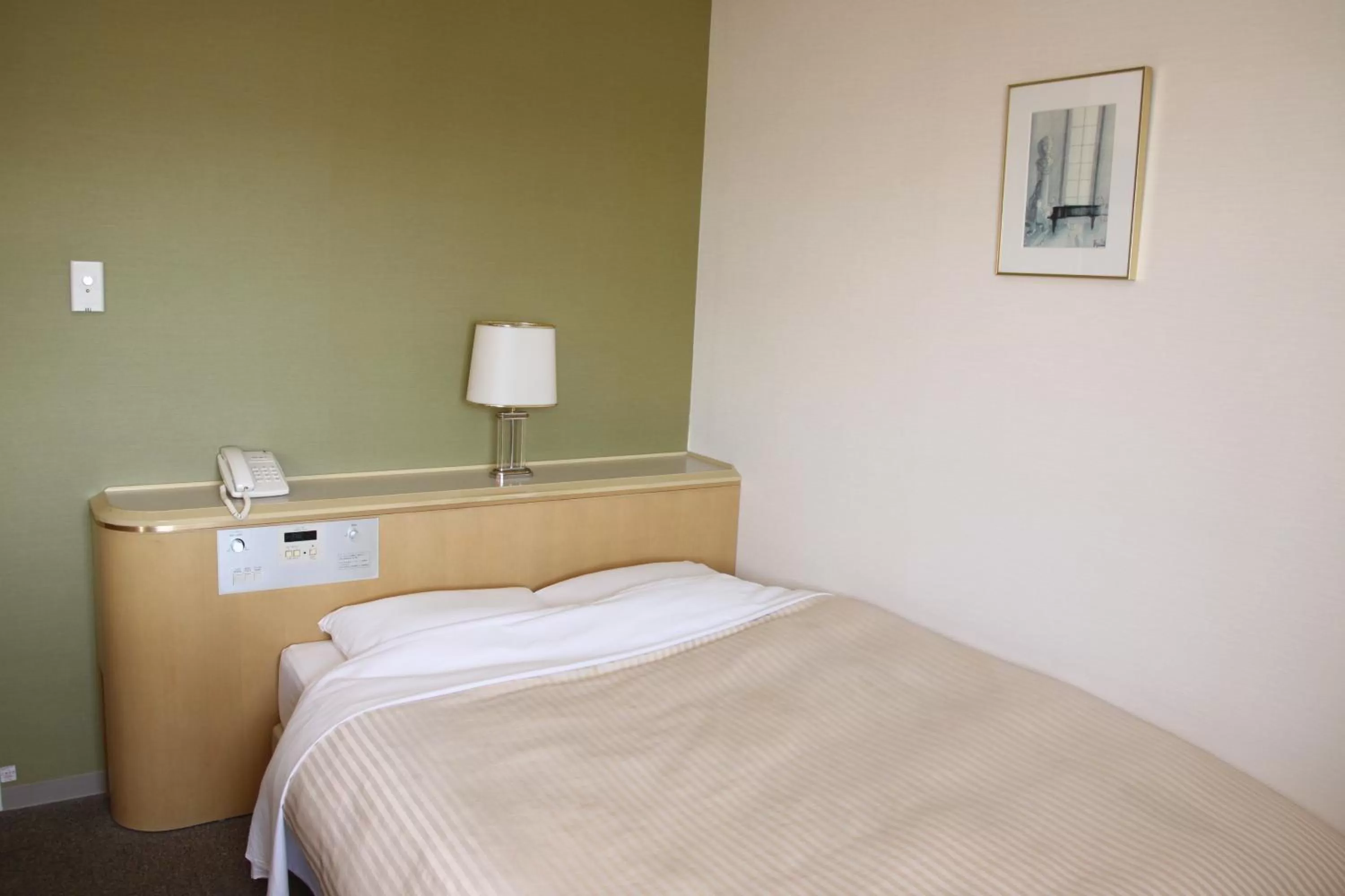 Double Room with Small Double Bed - Non-Smoking in Shin Osaka Washington Hotel Plaza