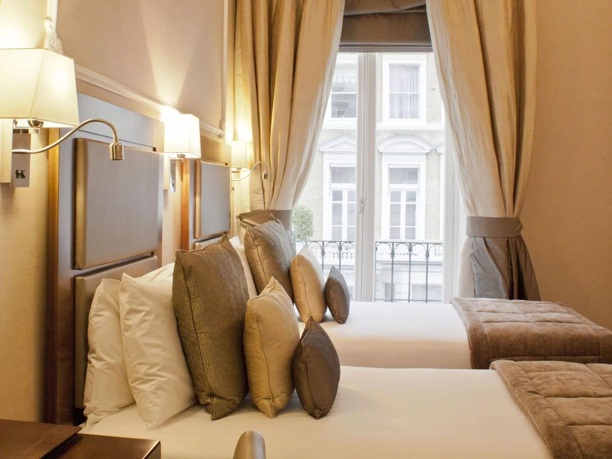 Executive Twin Room in Gem Strathmore Hotel