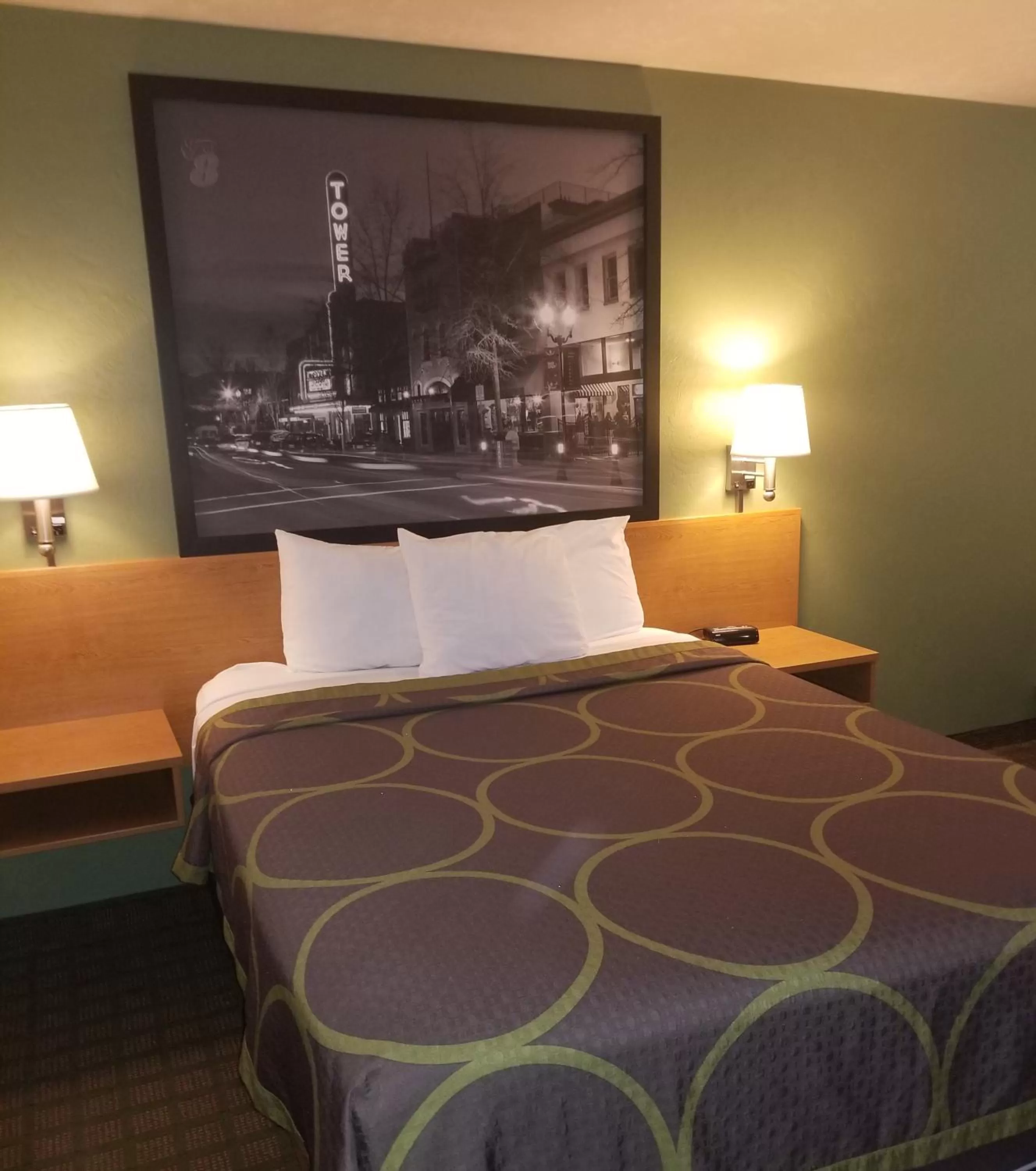 Queen Room - Disability Access - Non-Smoking in Super 8 by Wyndham Redmond