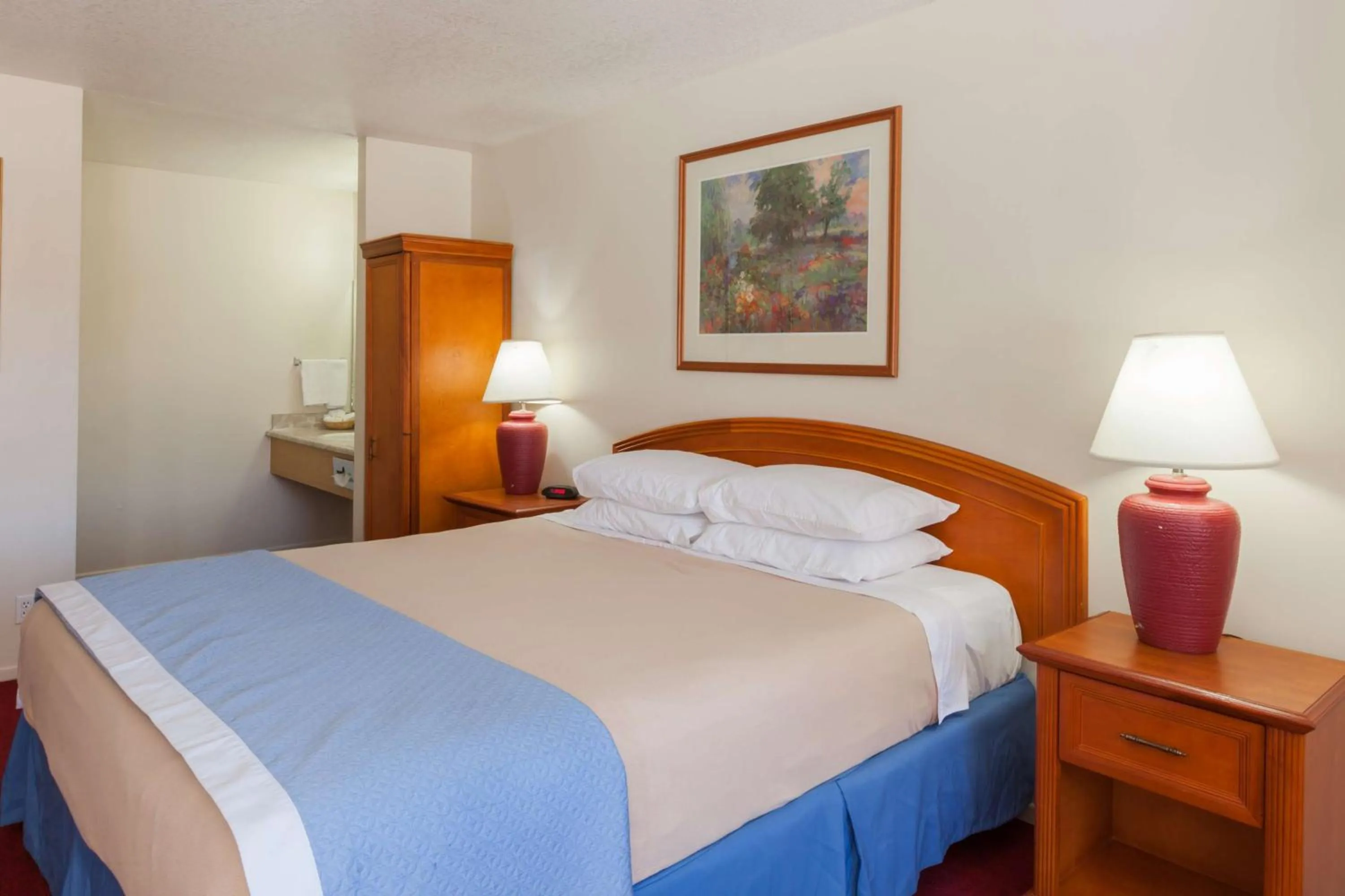 King Room with Mobility/Hearing Impaired Access - Non-Smoking in Days Inn by Wyndham Castaic Six Flags Magic Mountain