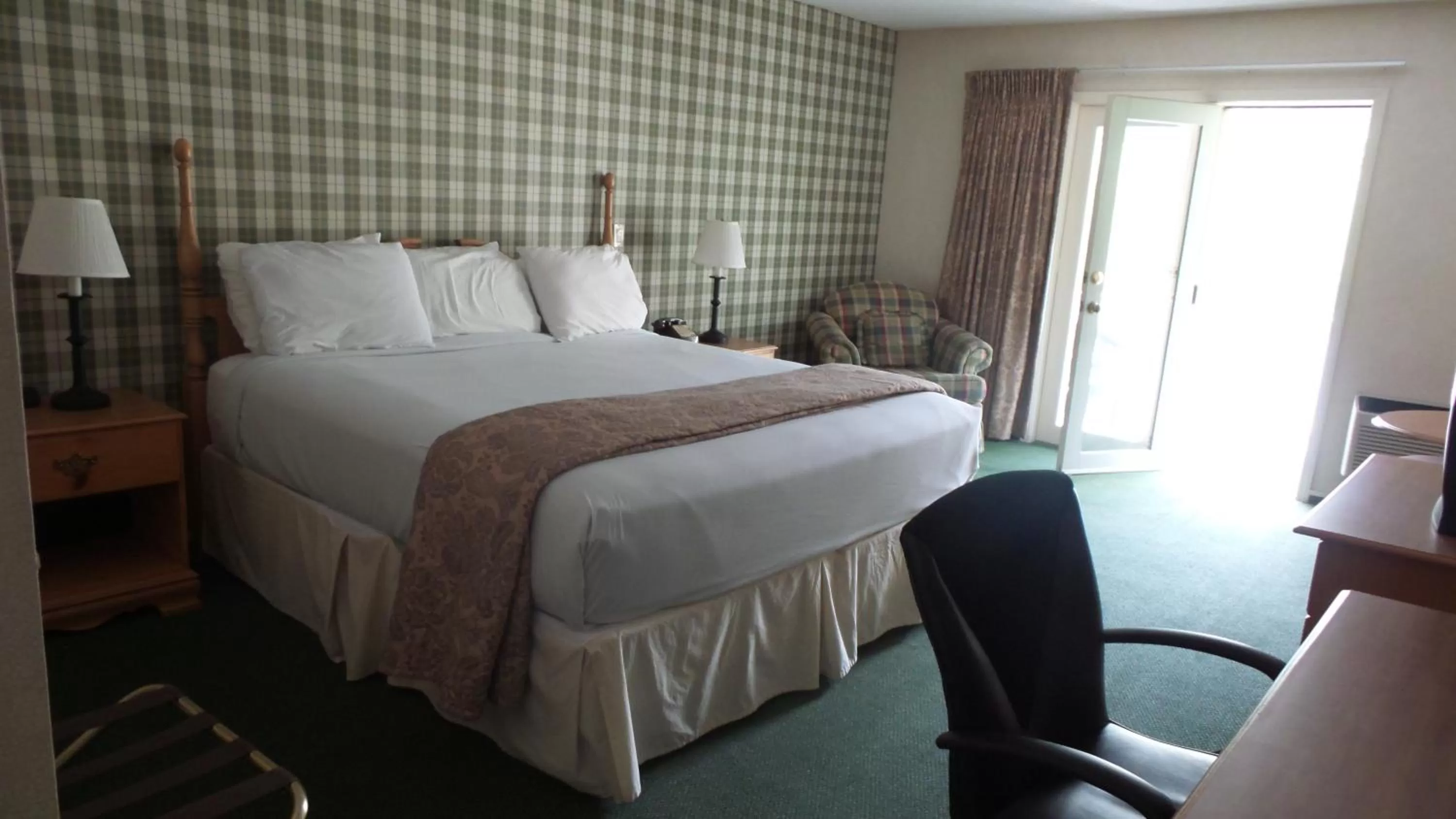 King Suite with Sofa bed - Non Smoking/Interior Hall in Green Granite Inn, Ascend Hotel Collection