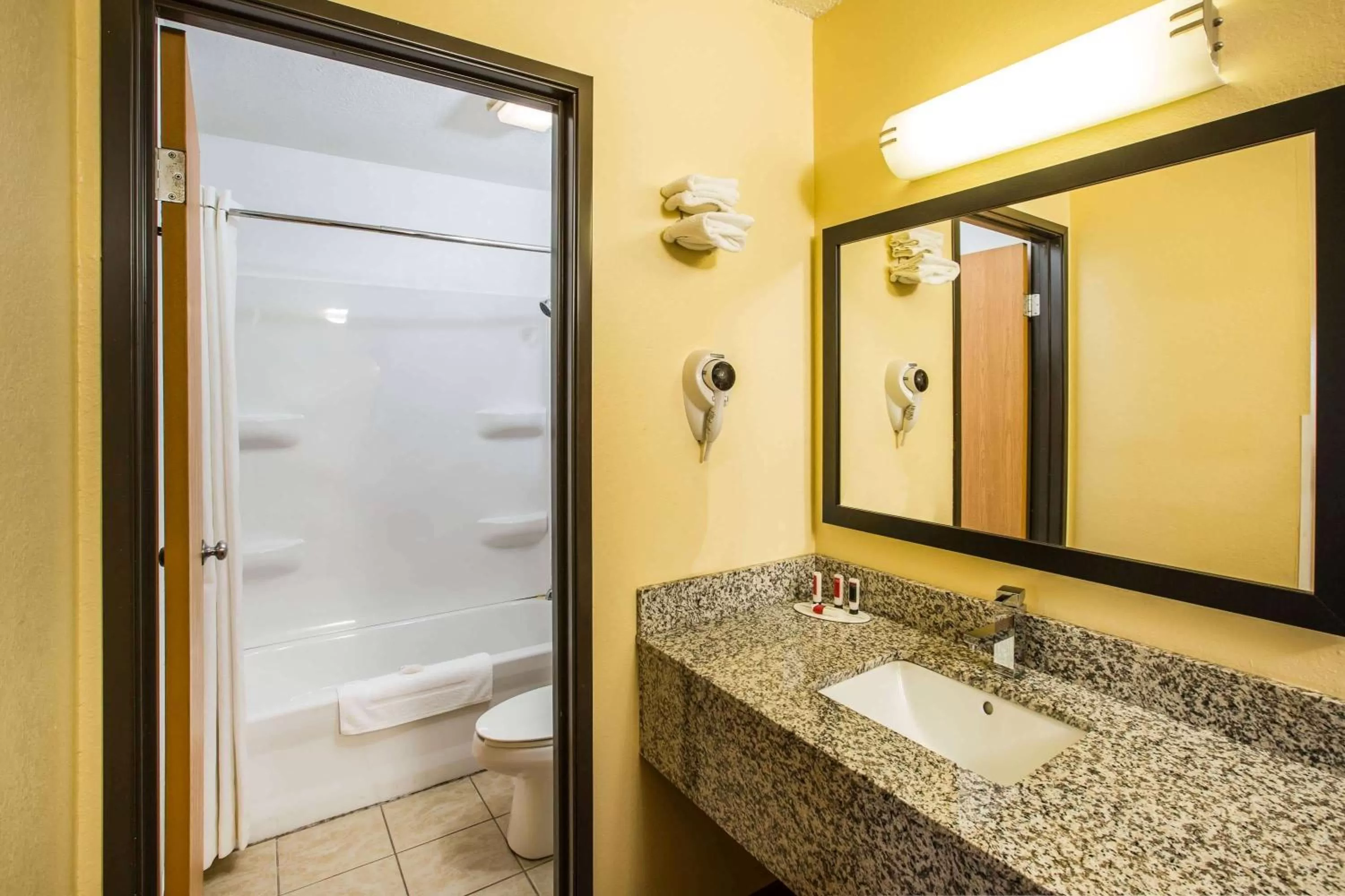 King Suite with Jetted Tub - Non-Smoking in Baymont by Wyndham Cedar Rapids