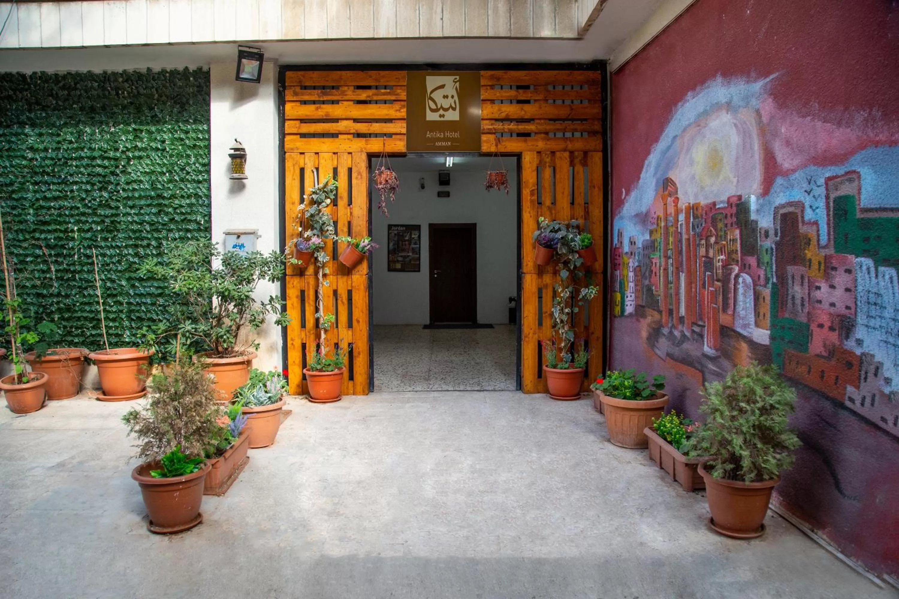 Facade/entrance in Antika Amman Hotel