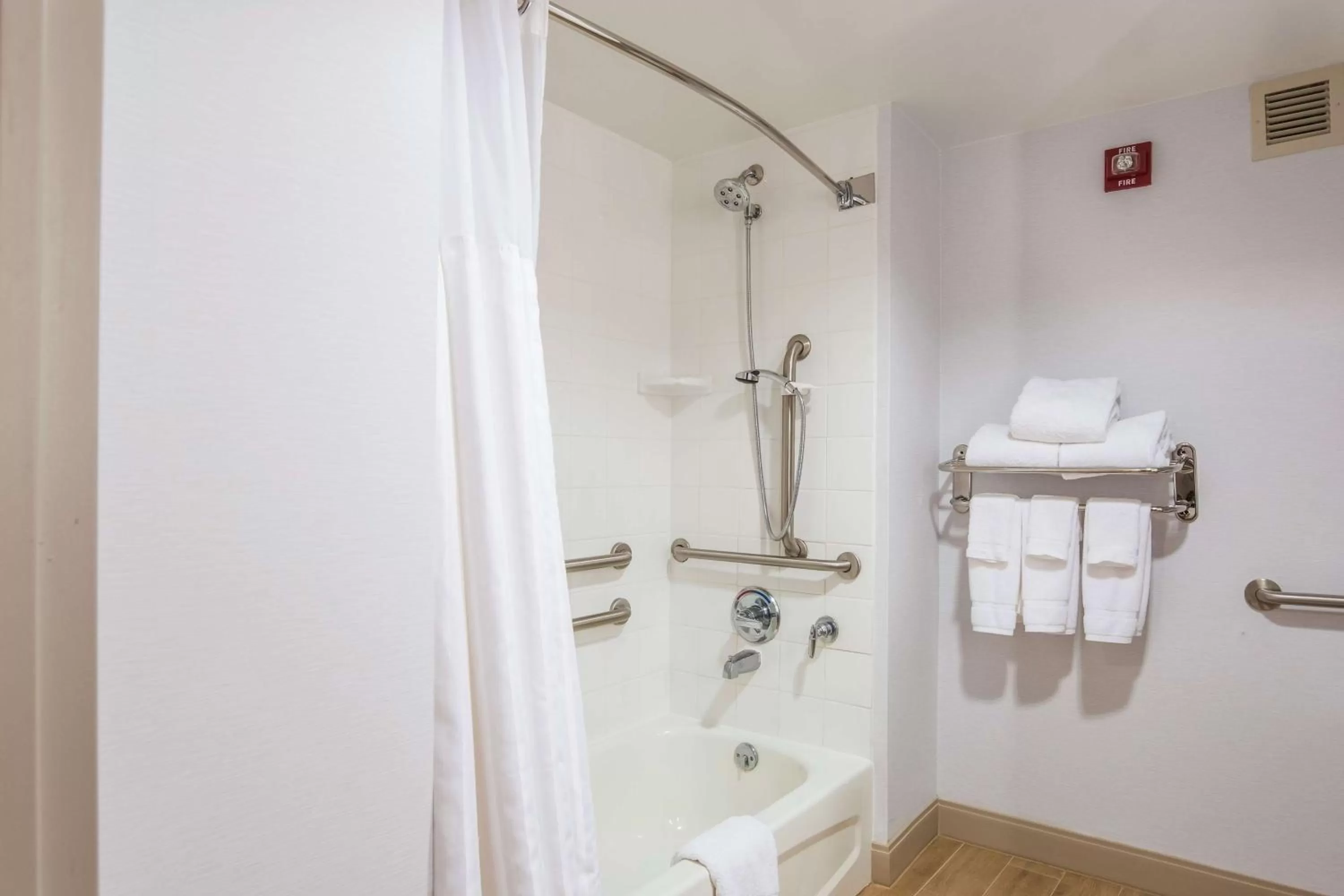 Double Room - Hearing/Mobile Access with Tub in Hilton Garden Inn Suffolk Riverfront