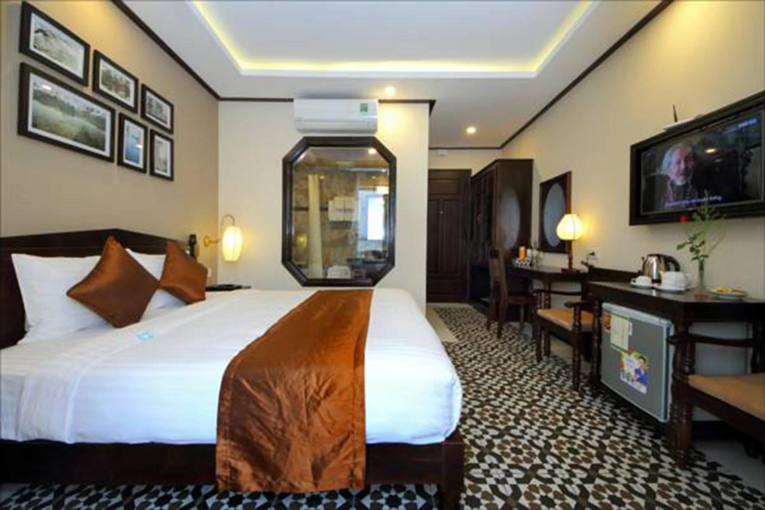 Classic Double Room with Bath in Golden Bell Backpacker Hotel & Pool Bar