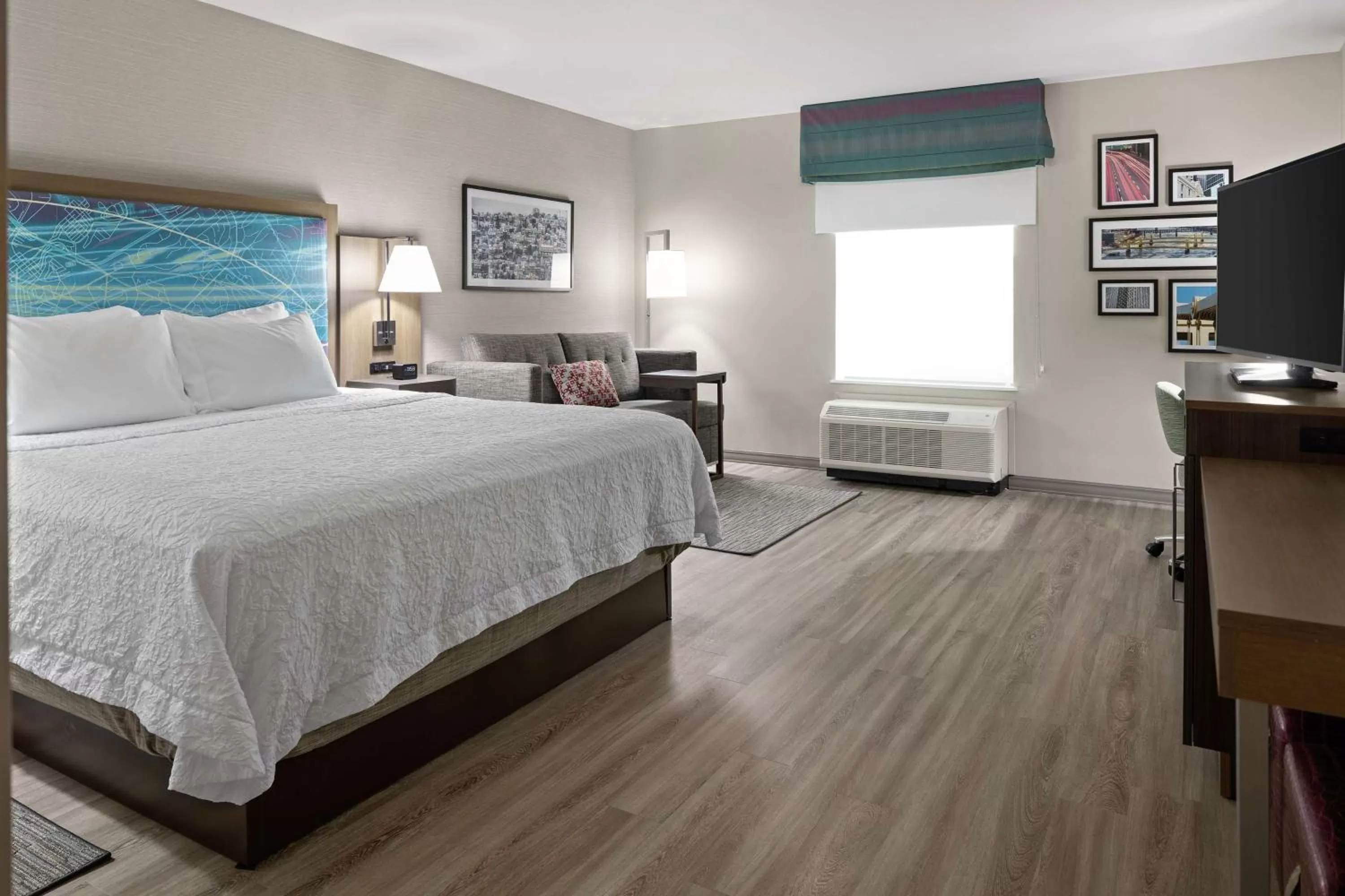 King Room with Sofa Bed- Non-Smoking in Hampton Inn & Suites Cranberry Township/Mars