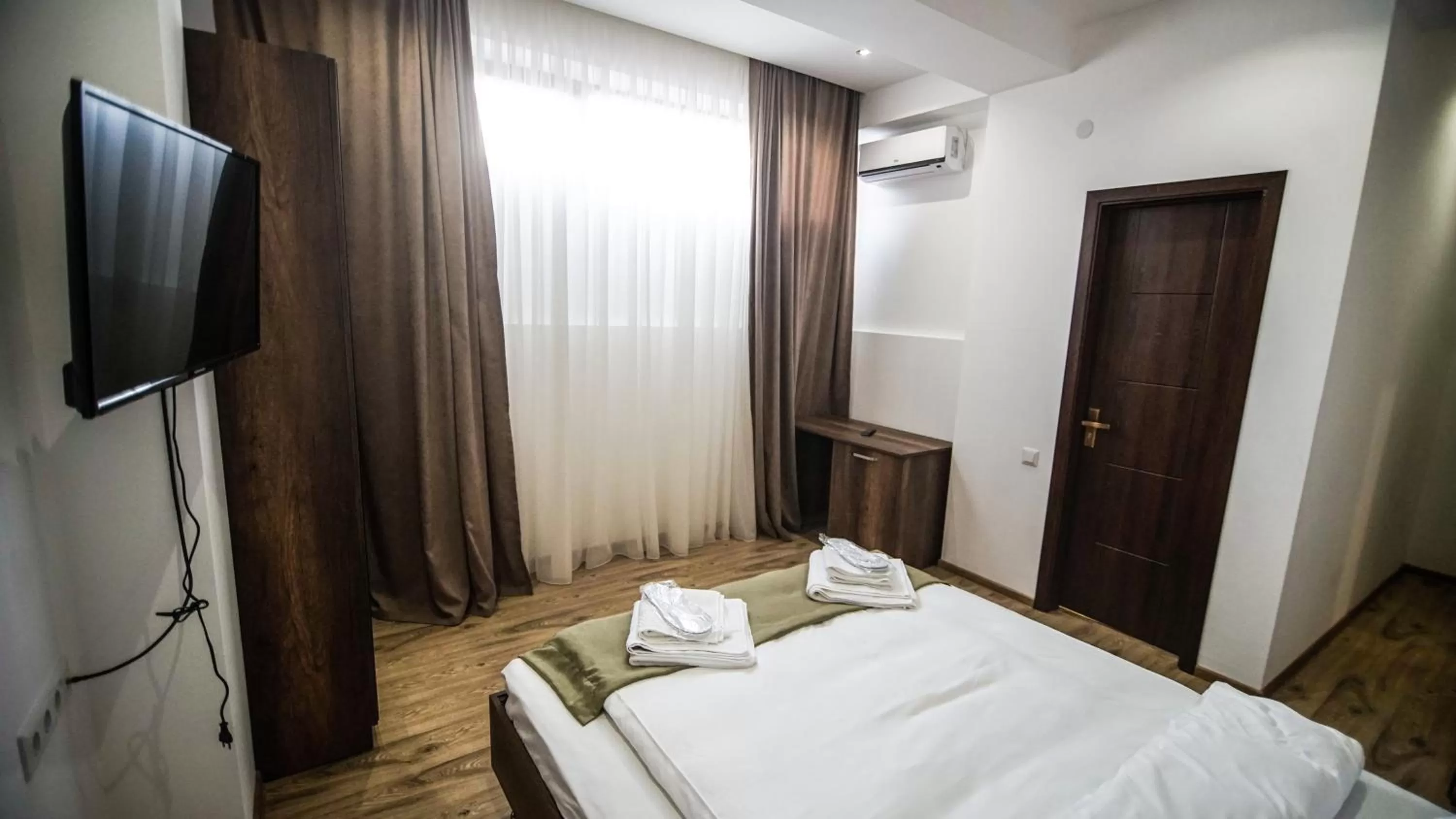 Budget Double Room in Hotel King Tom