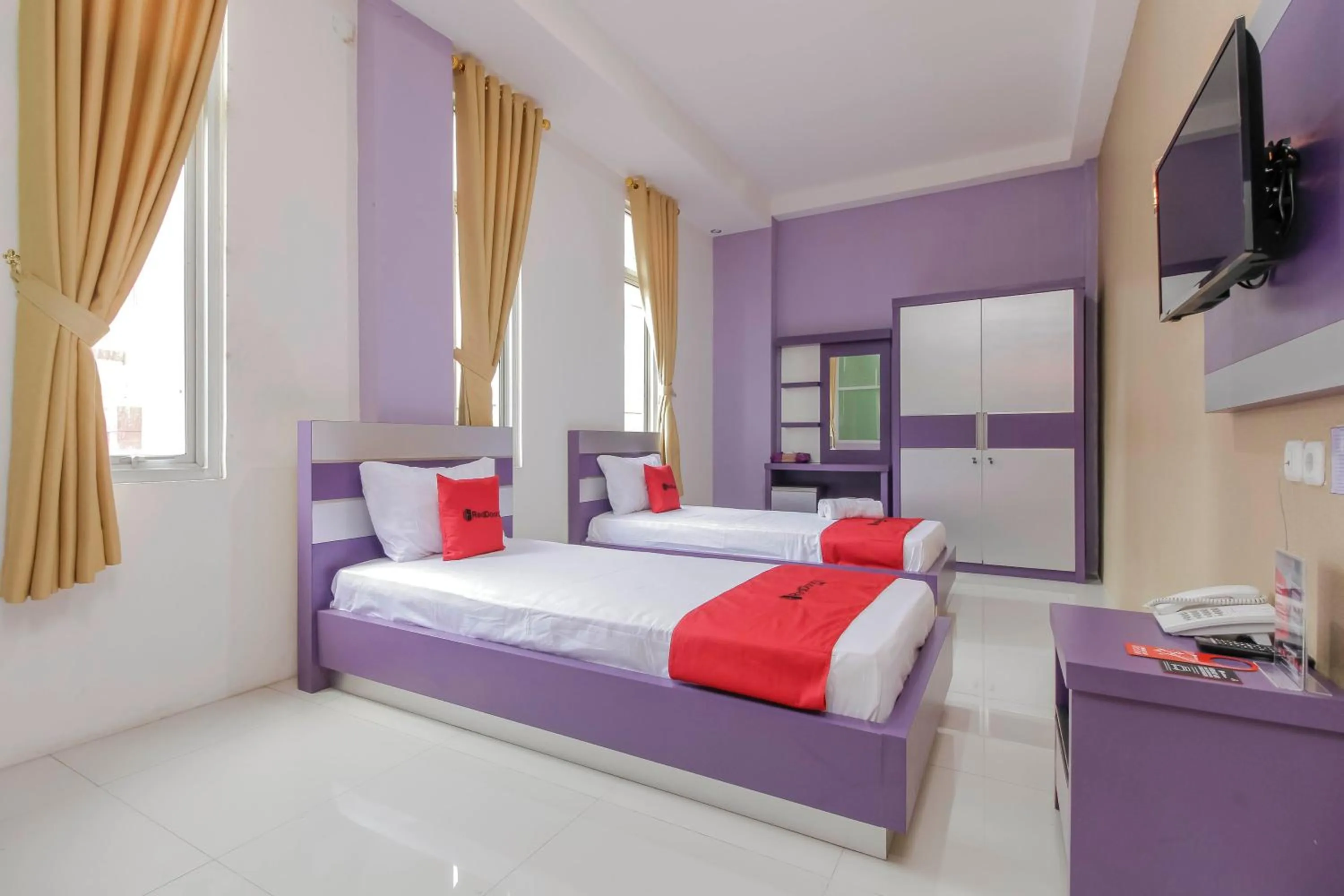 Deluxe Twin Room in RedDoorz Plus near Stasiun Bekasi
