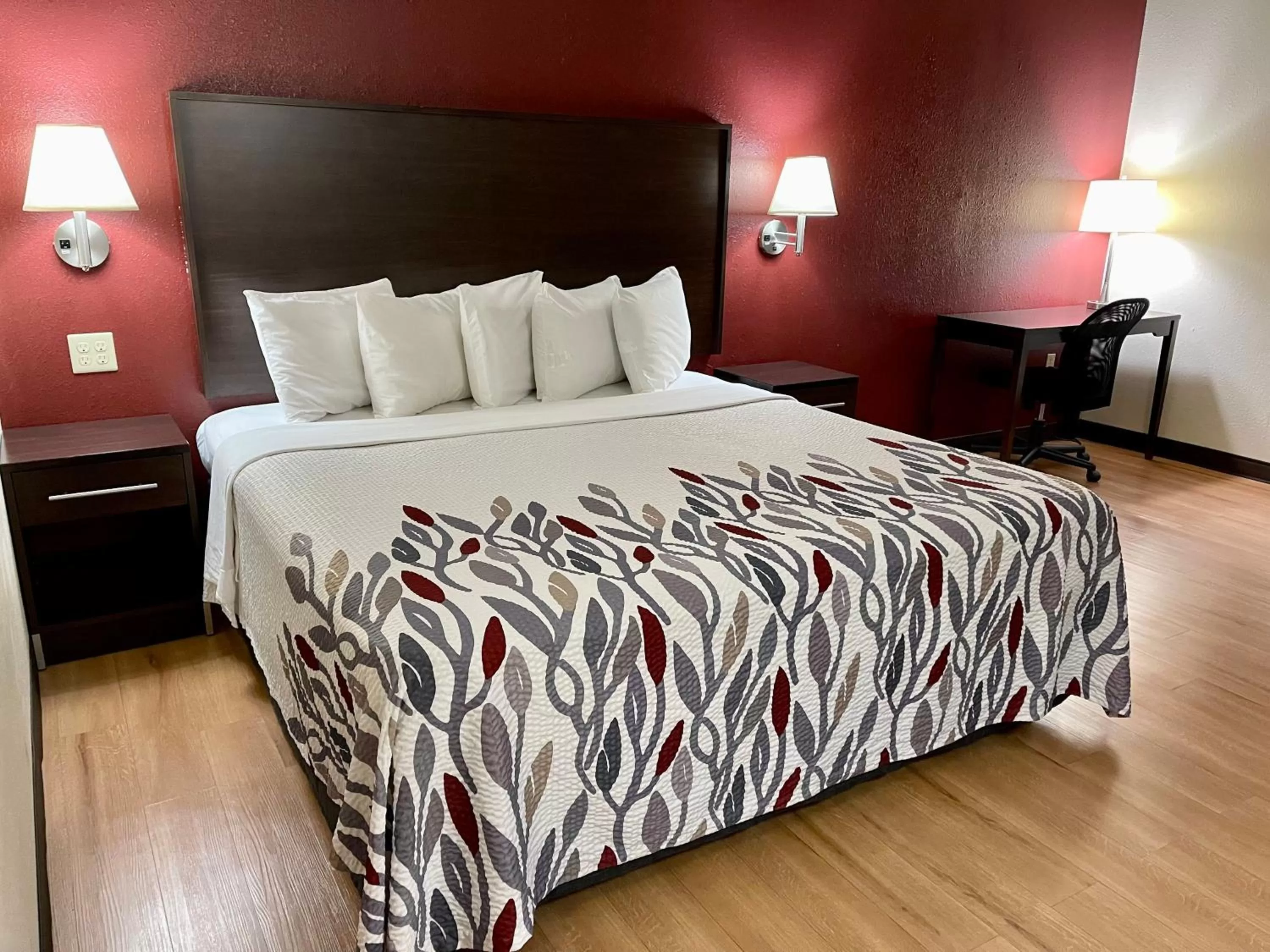 Superior King Room - Non-Smoking in Red Roof Inn Sandusky - Milan