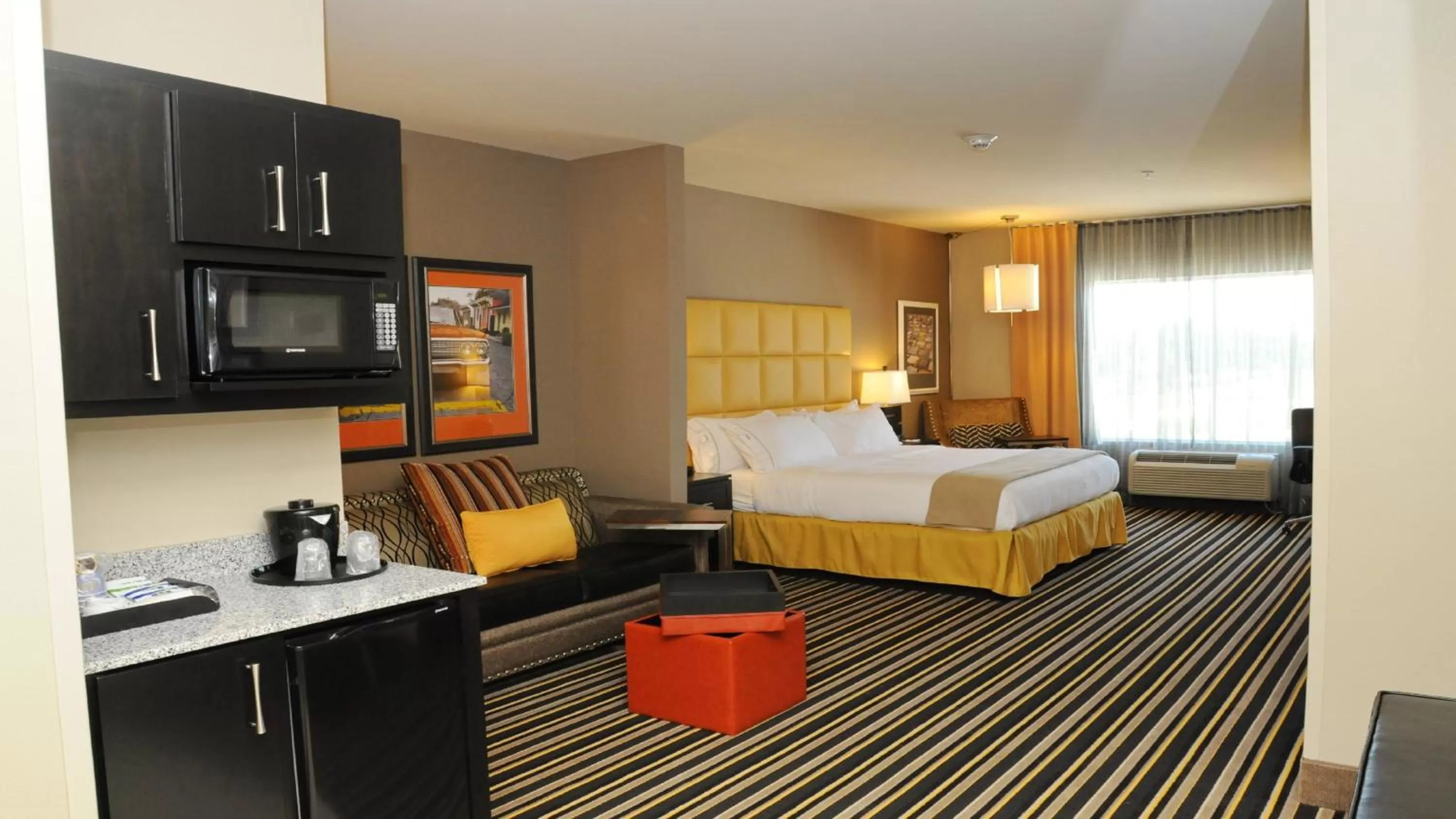 King Suite with Sofa Bed in Holiday Inn Express Covington-Madisonville by IHG
