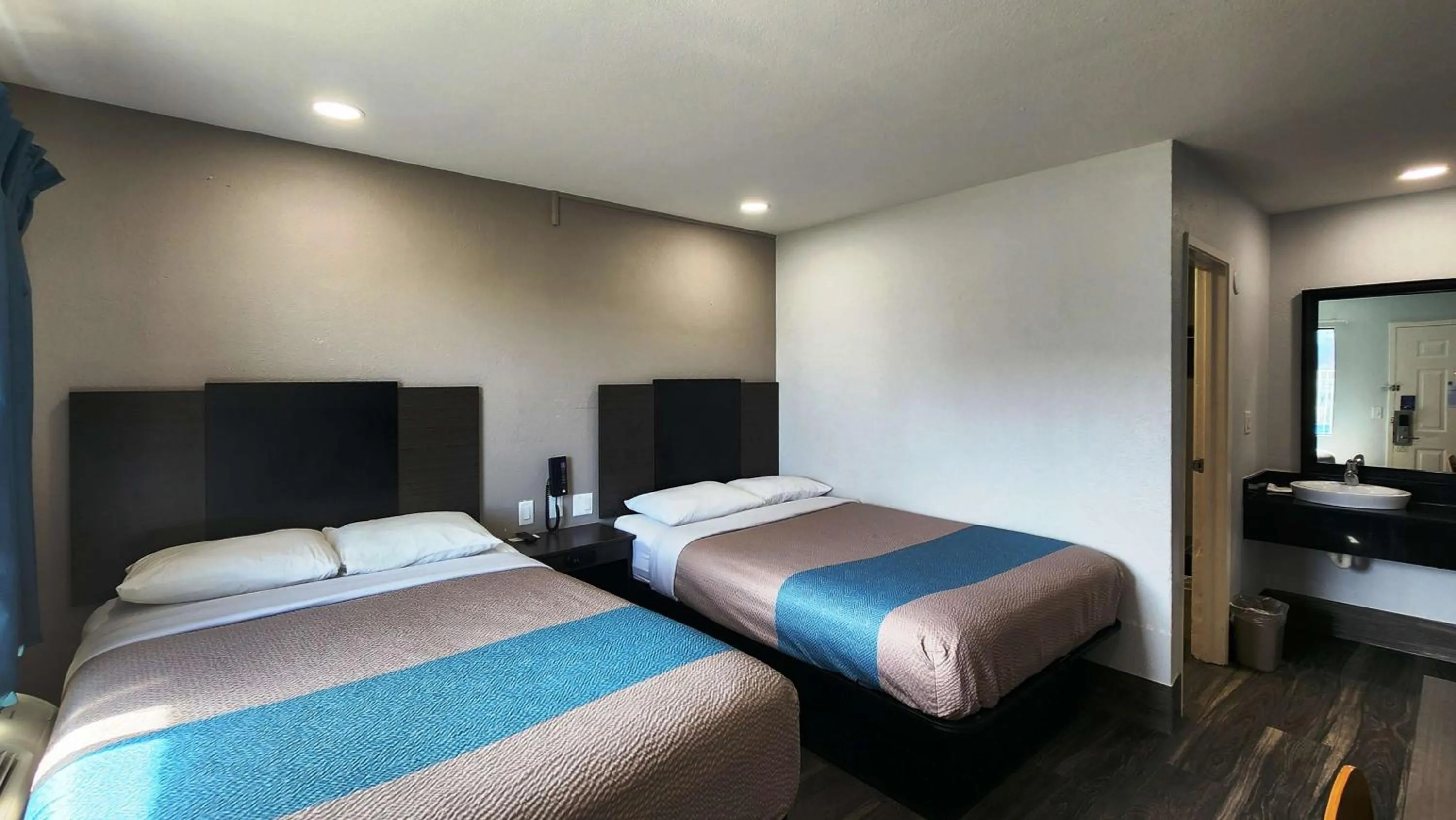 Deluxe Quadruple Room in Motel 6-Galveston, TX