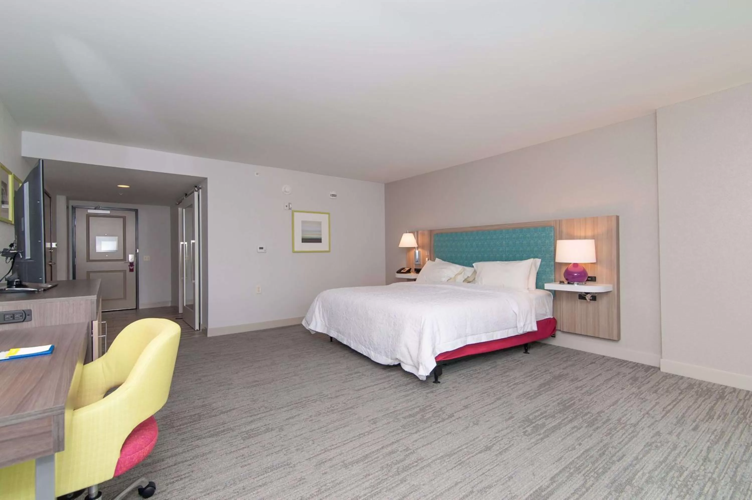 King Room with Roll-In Shower - Mobility and Hearing Access/Non-Smoking in Hampton Inn Norwich