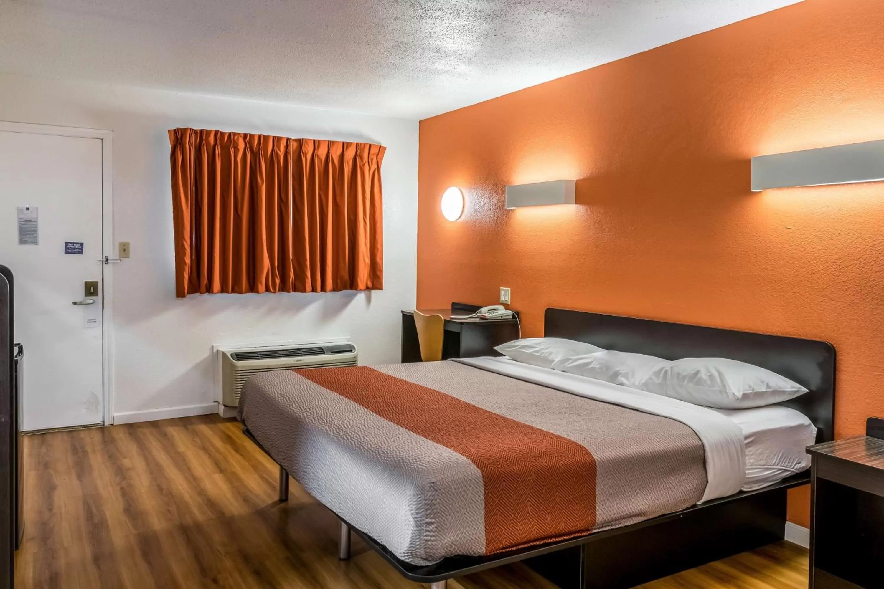 Queen Room - Non-Smoking in Motel 6 Florence, KY - Cincinnati Airport