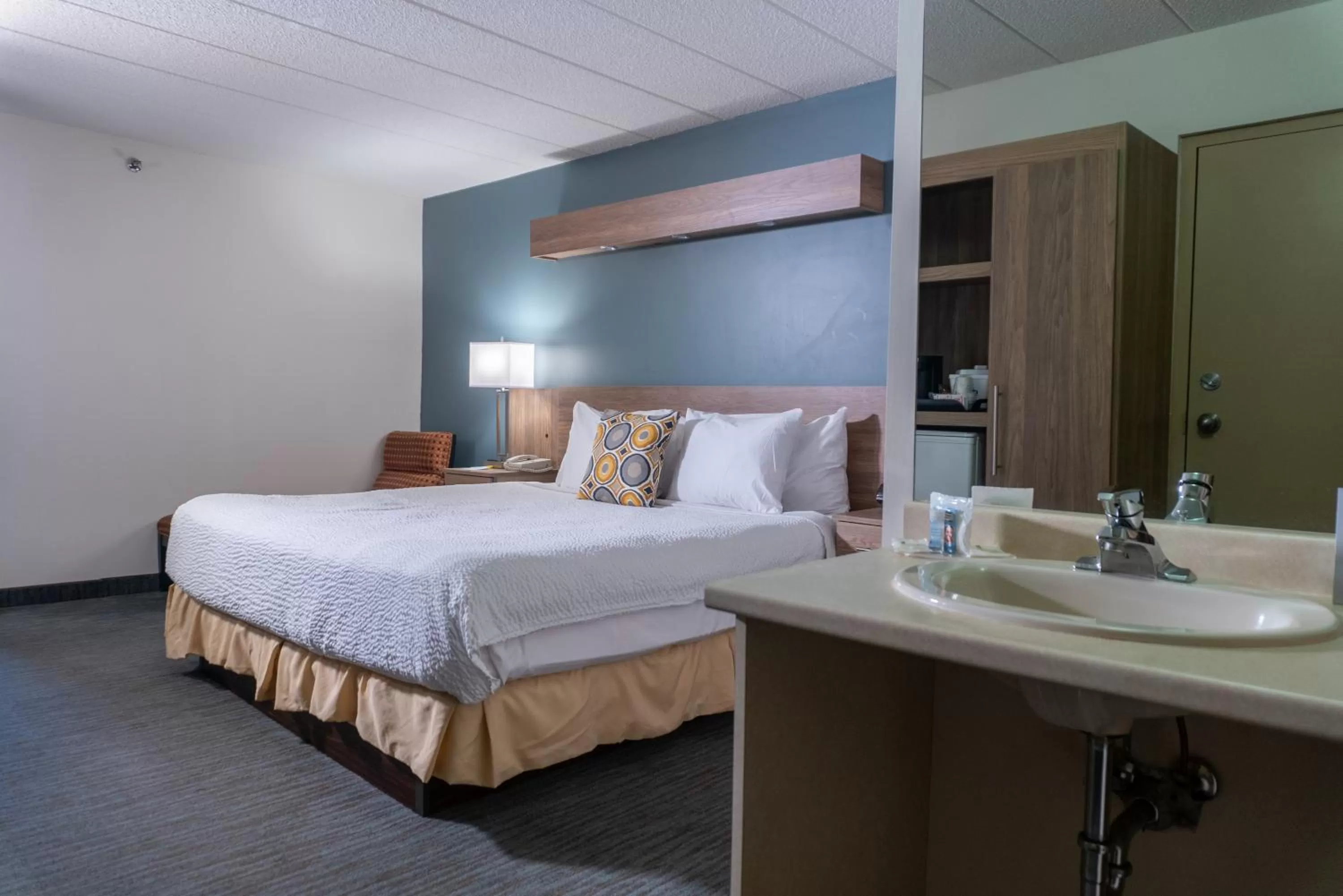 King Room - Disability Access in Days Inn by Wyndham Niagara Falls Centre St By the Falls