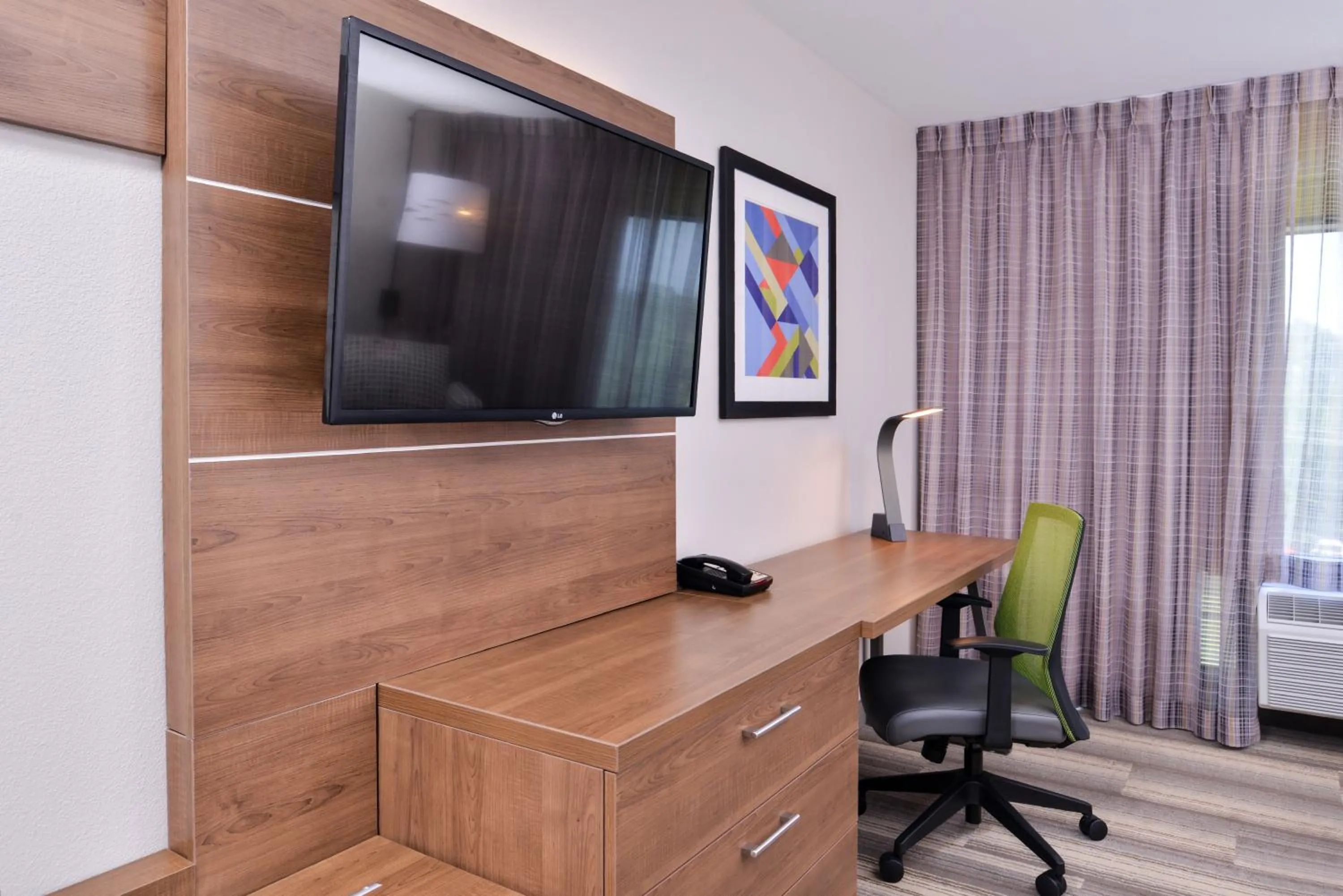 Standard Room in Holiday Inn Express Hotel & Suites Elgin by IHG