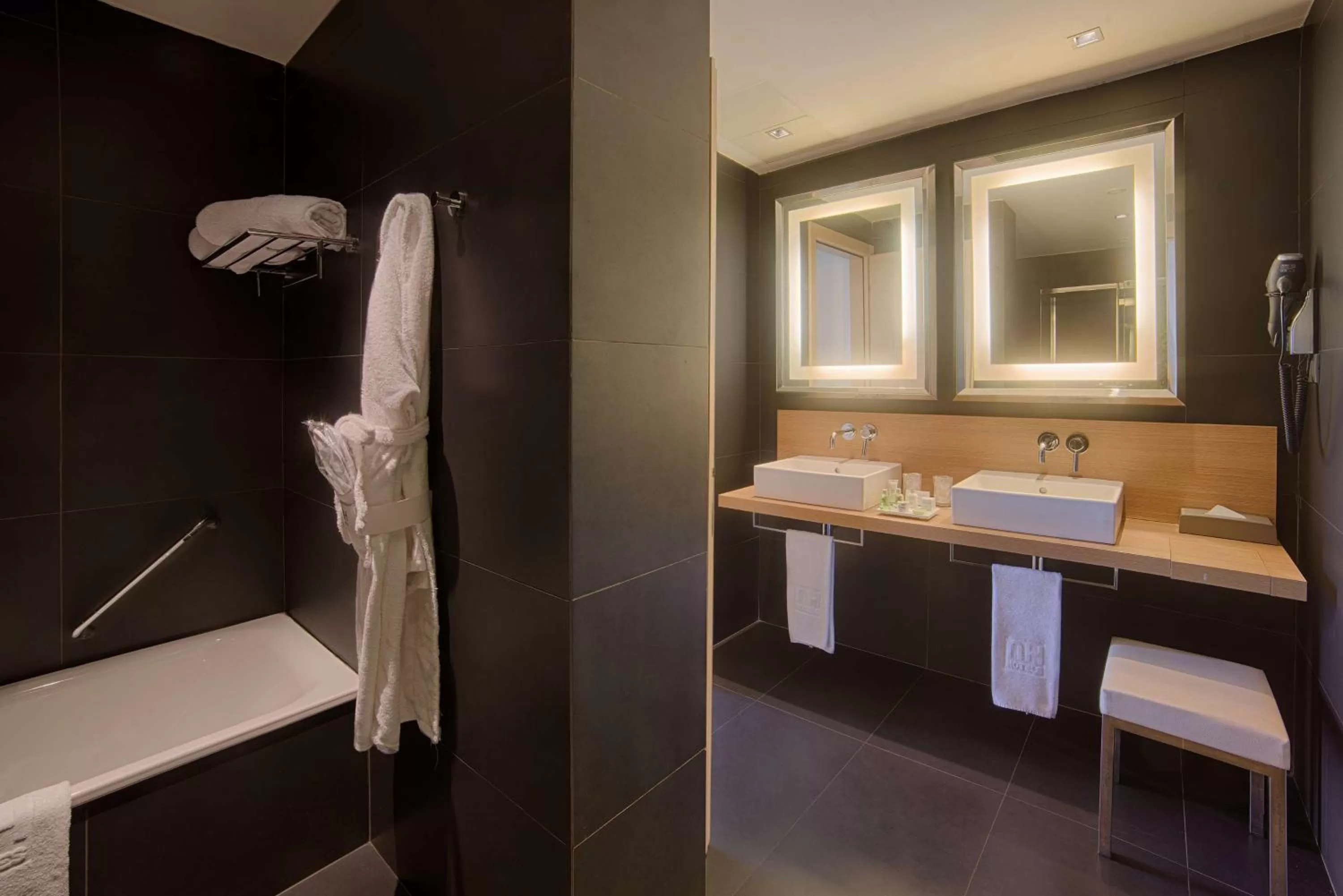 Family Adjoining Room (4 Adults) in NH Palermo