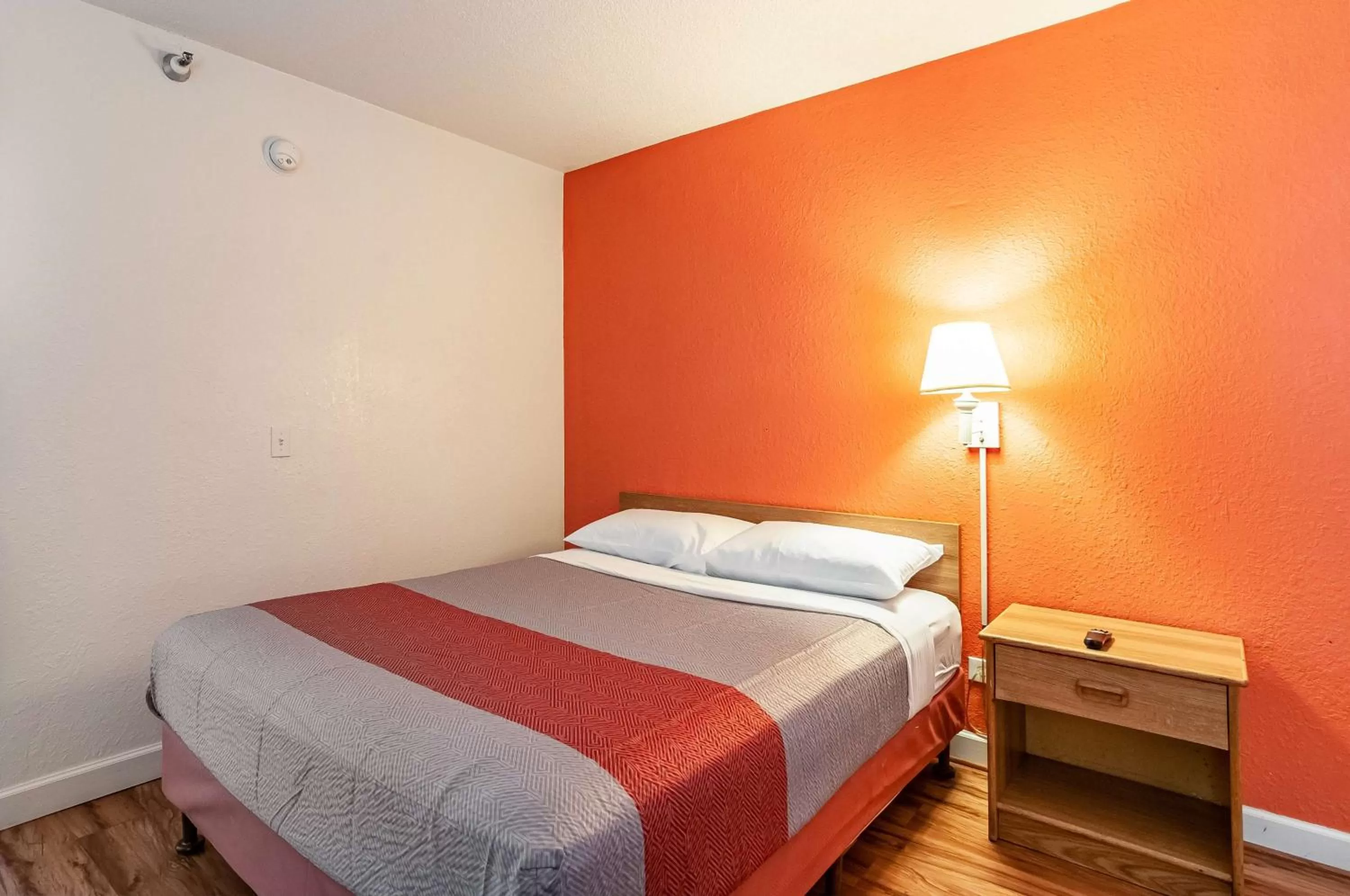Deluxe King Room - single occupancy - Non-Smoking in Motel 6-Naperville, IL