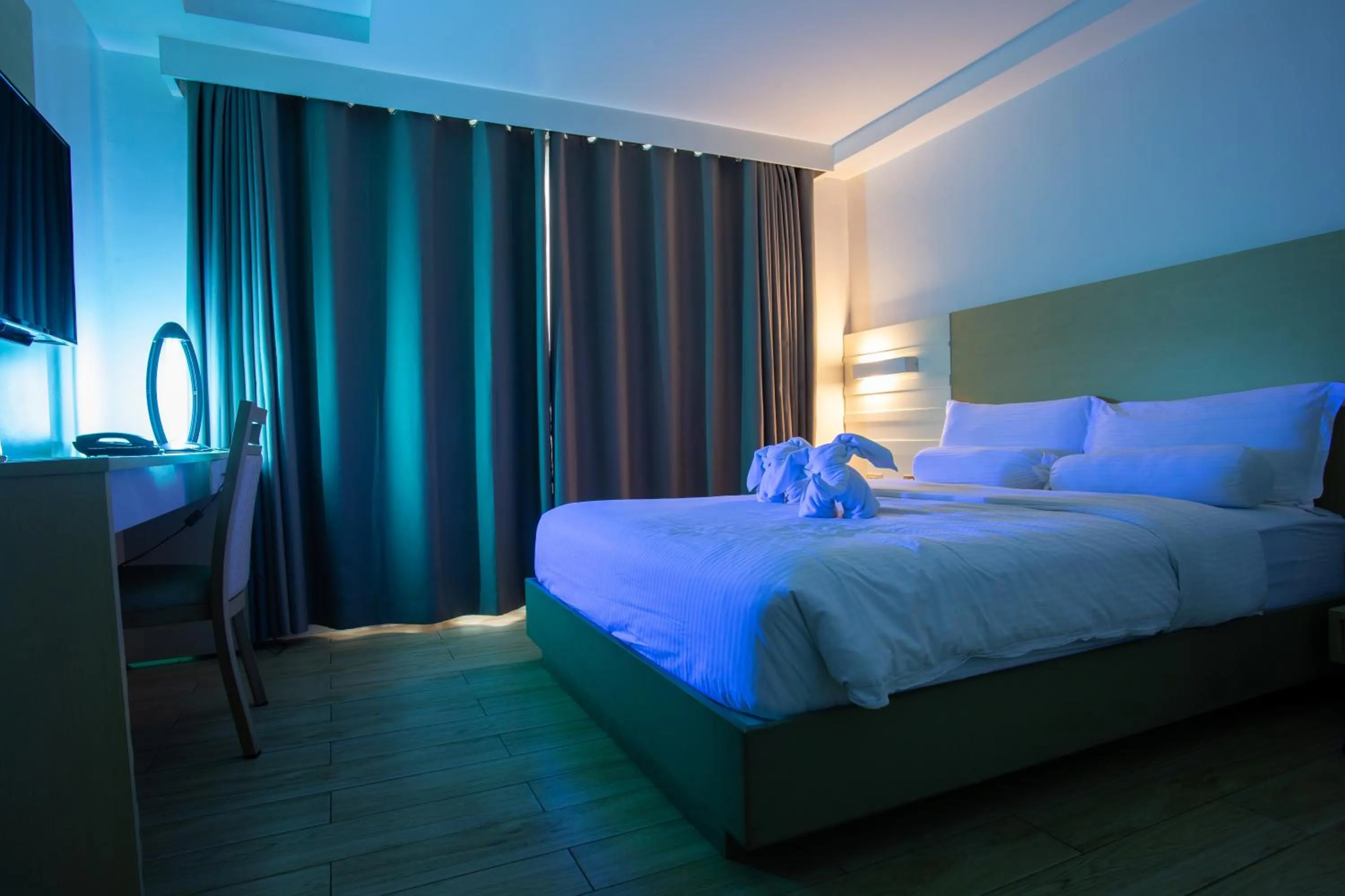 Deluxe Queen Room in Heroes Hotel