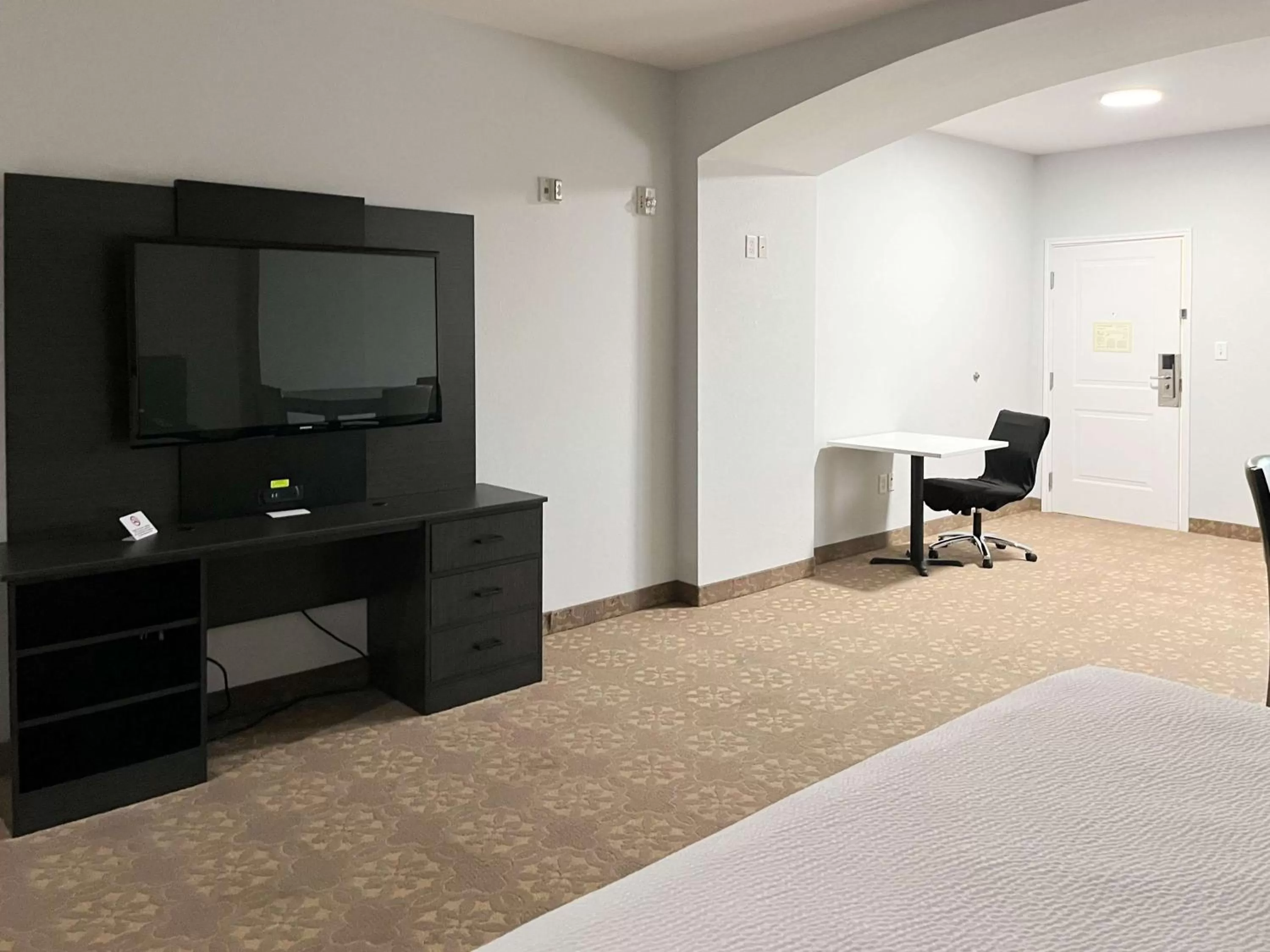 Deluxe King Suite - Non-Smoking in Studio 6 Gonzales, TX