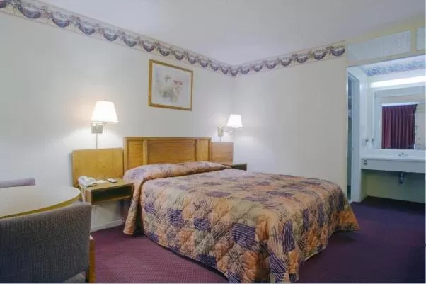 Queen Room - Non-Smoking in Americas Best Value Inn Loudon Lenoir City