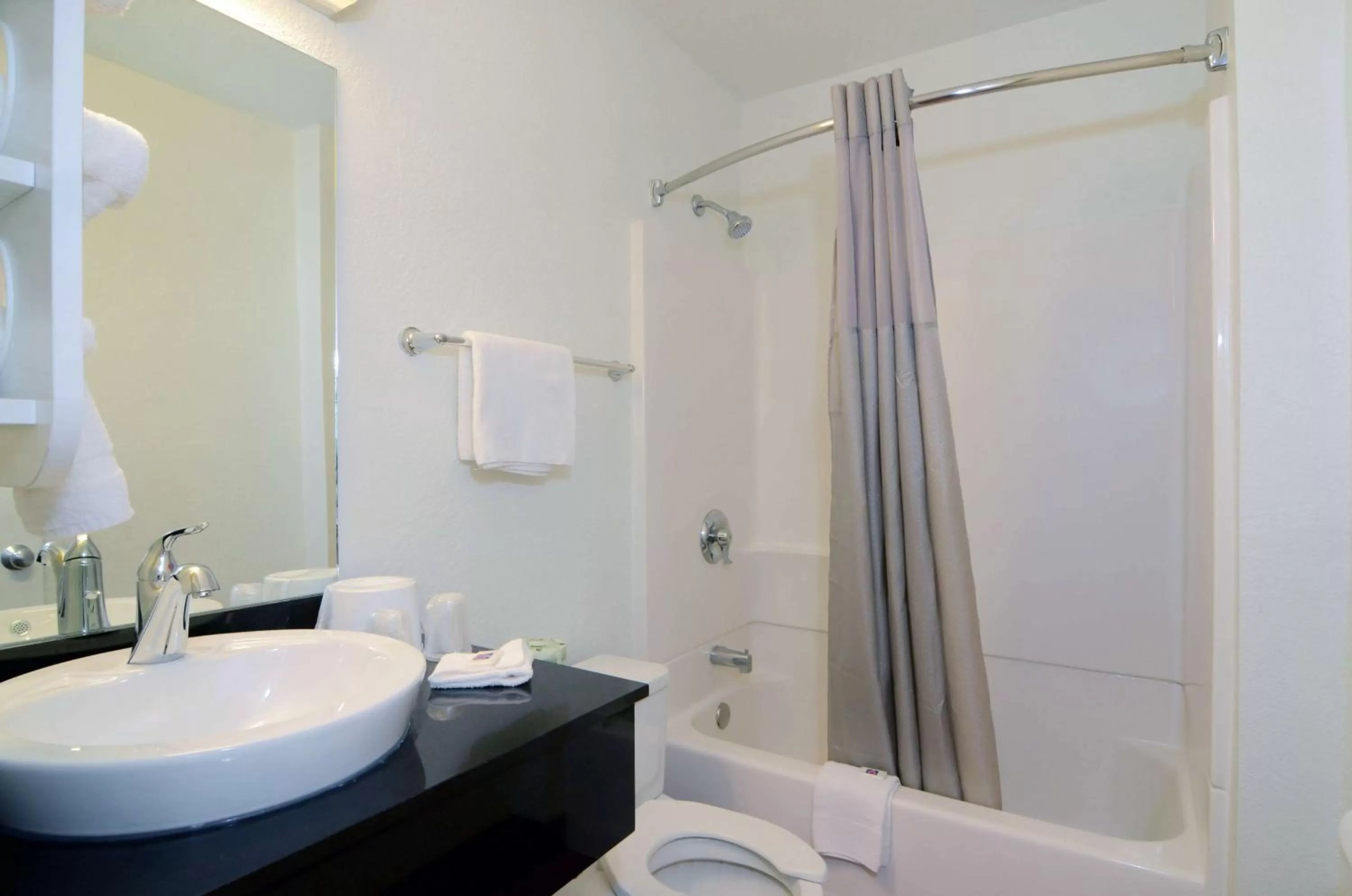 Deluxe Queen Room in Motel 6-North Palm Springs, CA - North