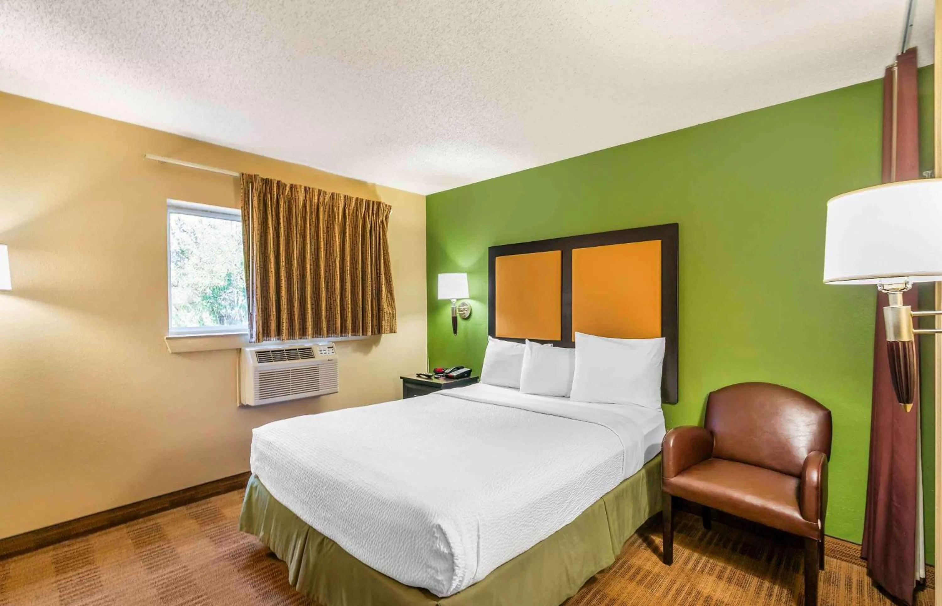 Queen Studio with One Queen Bed - Disability Access/Non-Smoking in Extended Stay America Select Suites - Destin - US 98 - Emerald Coast Pkwy