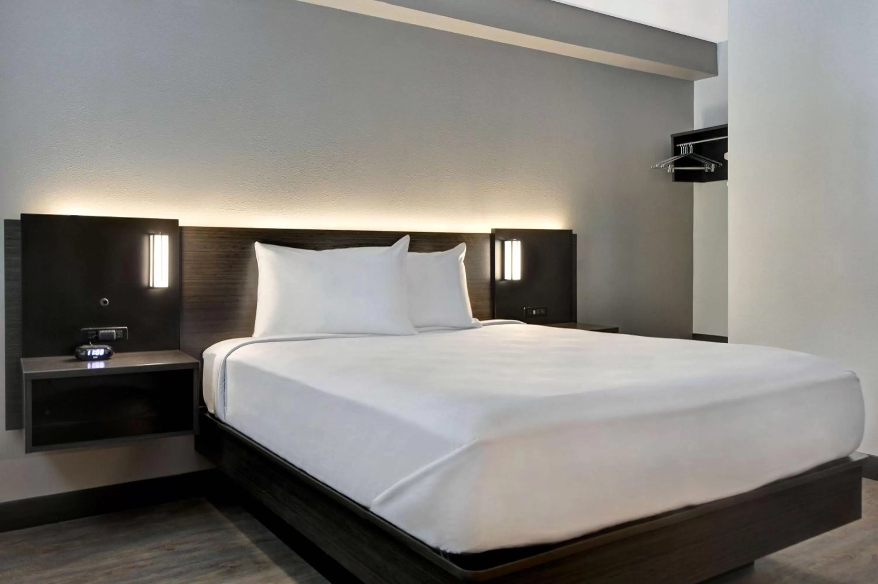 Deluxe Queen Room - single occupancy - Smoking in Studio 6-Jacksonville, FL - Baymeadows