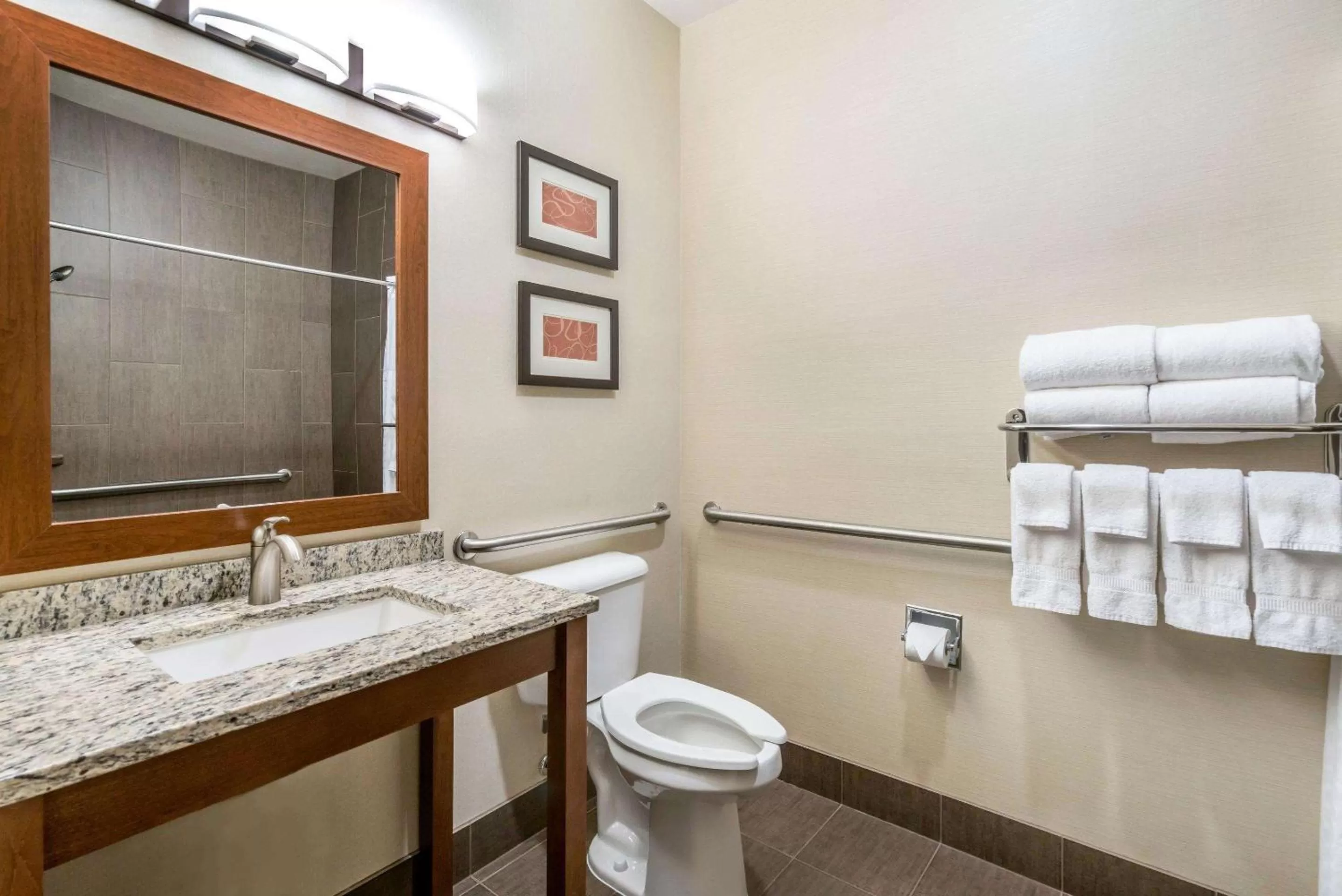 King Suite with Sofa-Bed and Tub - Accessible/Non-Smoking in Comfort Suites Yakima