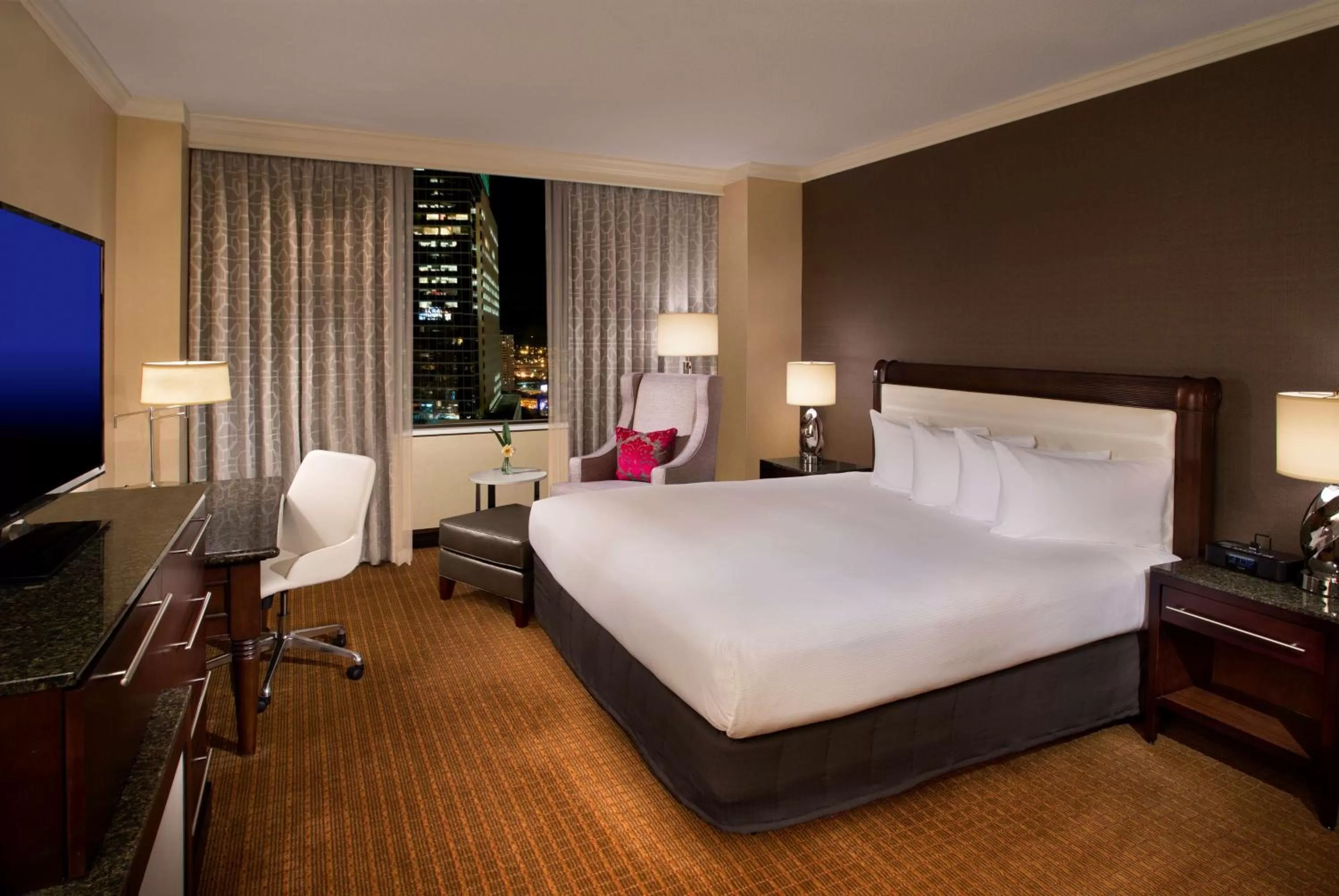 Superior King Room with City View in Hilton Minneapolis
