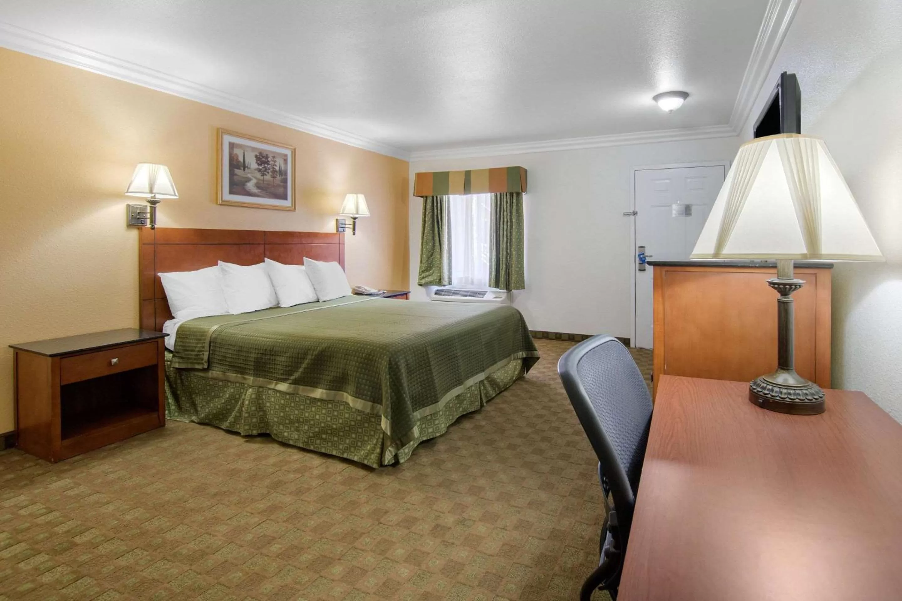 King Room - Non-Smoking in Rodeway Inn Adelanto US 395