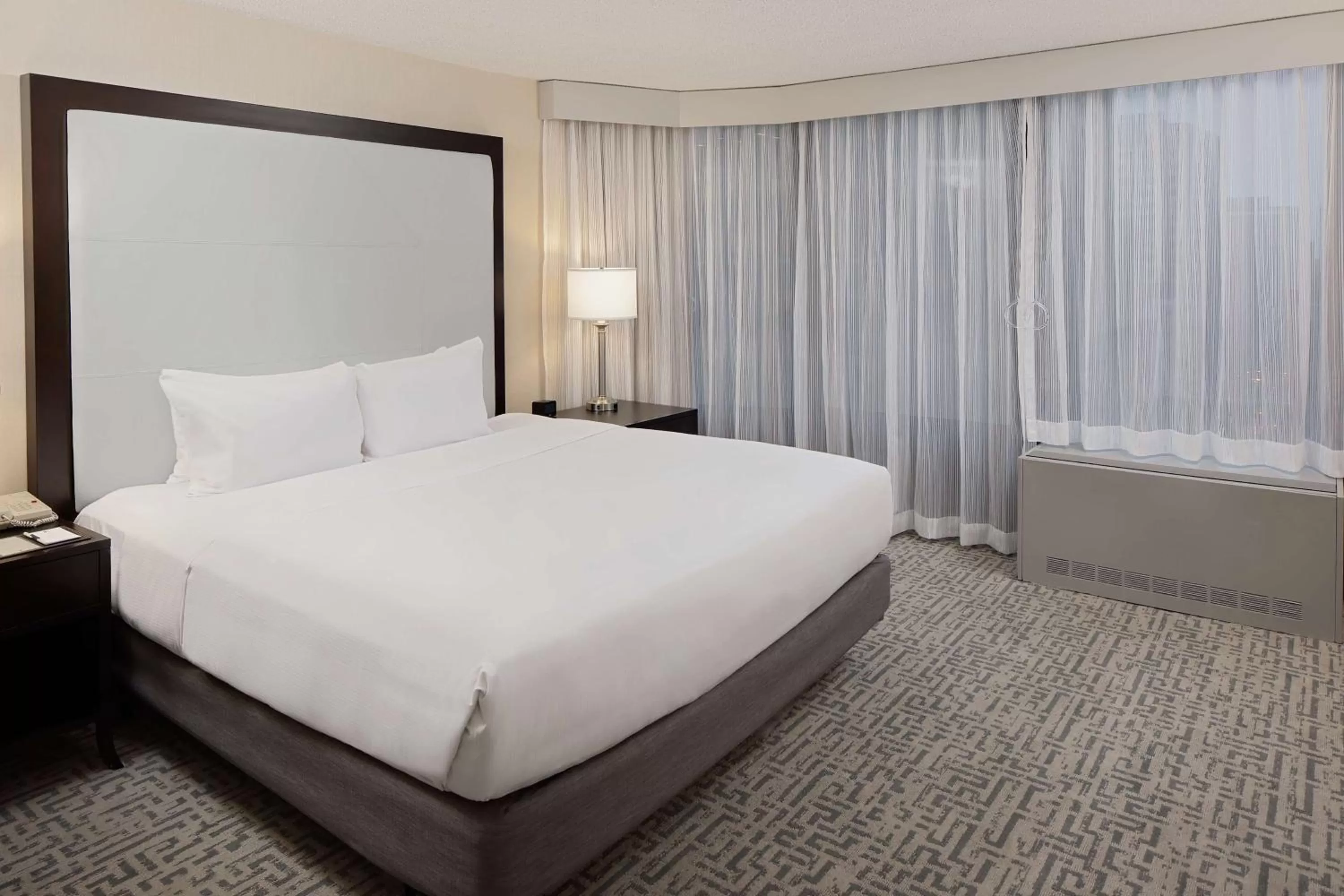 King Room with Roll-In Shower - Disability Access in DoubleTree by Hilton Chicago Magnificent Mile
