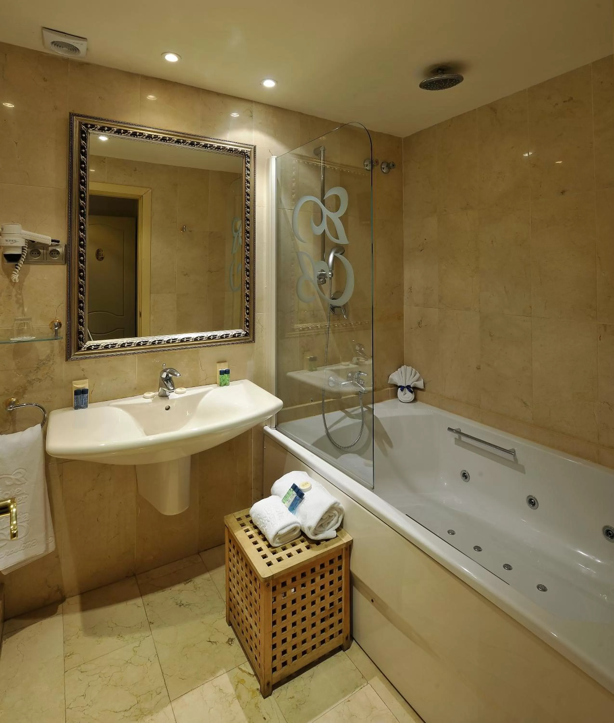 Two-Bedroom Suite in Hotel Roger de Llúria