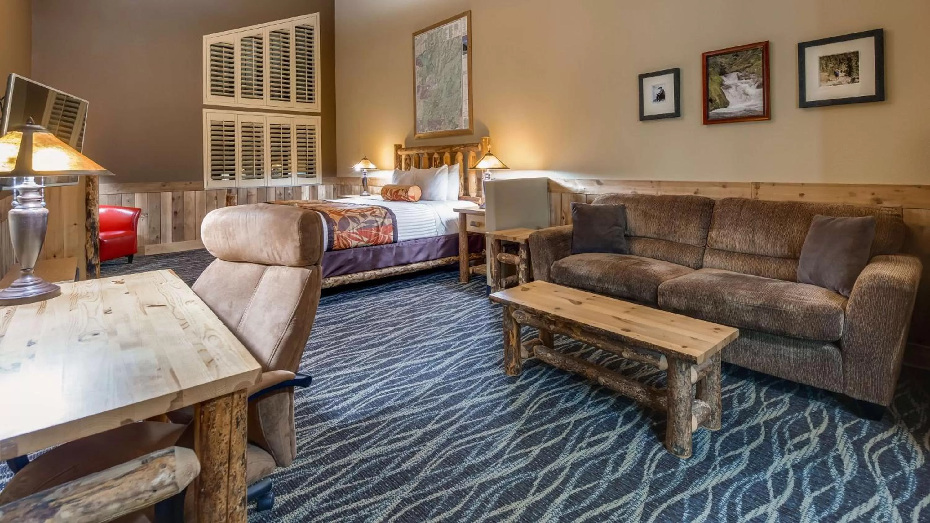 King Suite with Sofa Bed and Wet Bar in Best Western Plus Battleground Inn & Suites