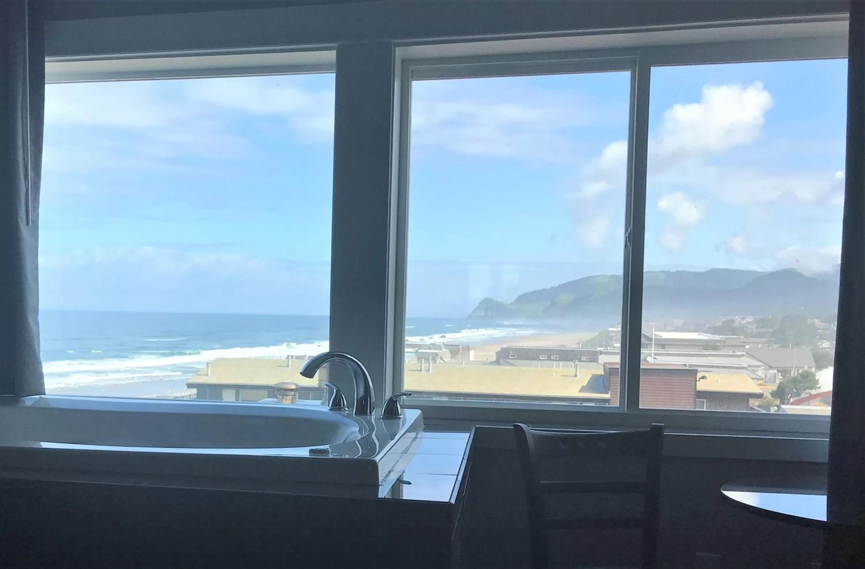 Partial Oceanview, Jetted Tub, Fireplace, King Bed (Tidal Suite) in Starfish Manor Oceanfront Hotel