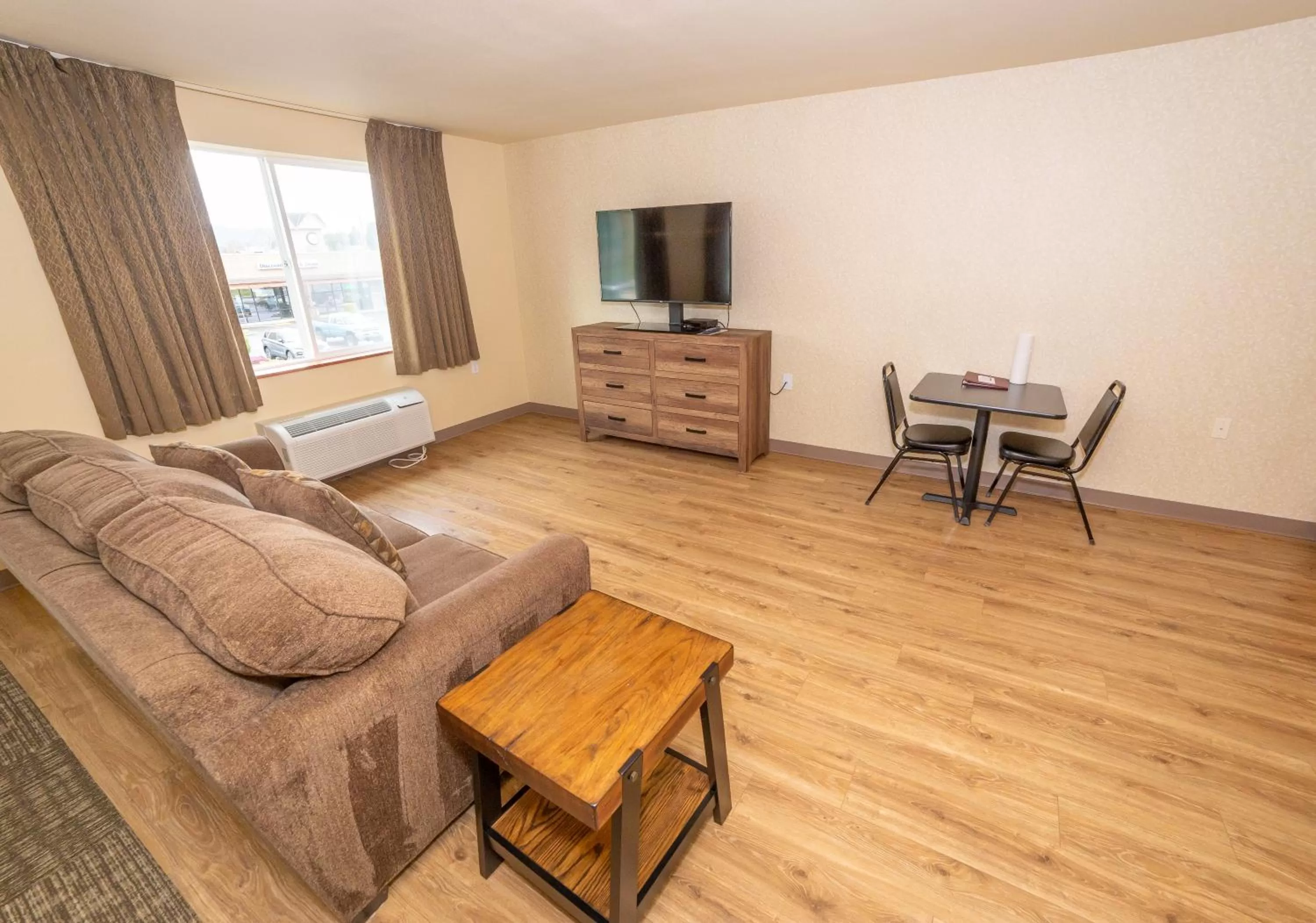 Superior Queen Room in Clatskanie River Inn