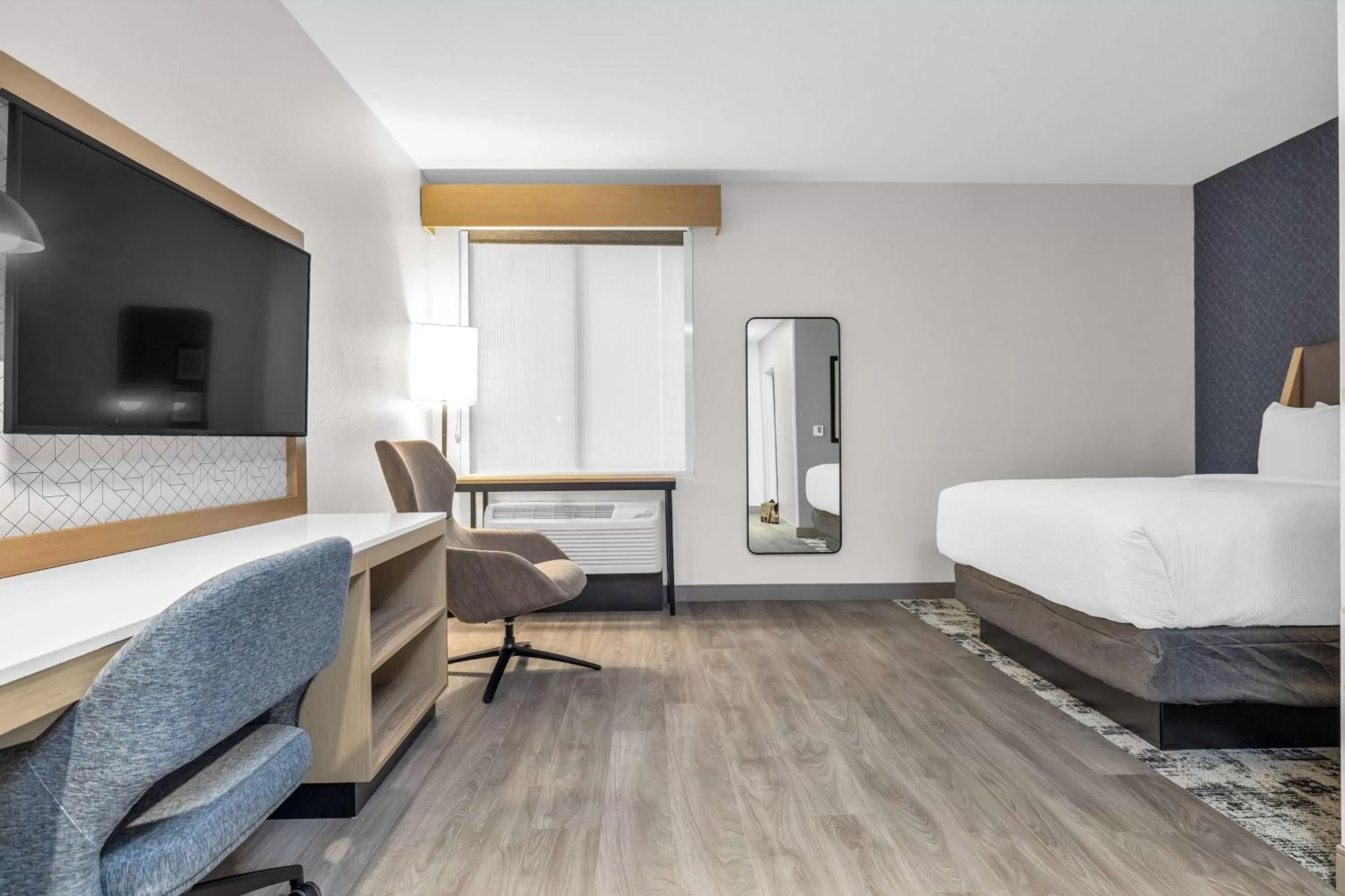 Hearing Accessible Queen Room - Non-Smoking in La Quinta Inn & Suites by Wyndham San Jose Airport-Downtown