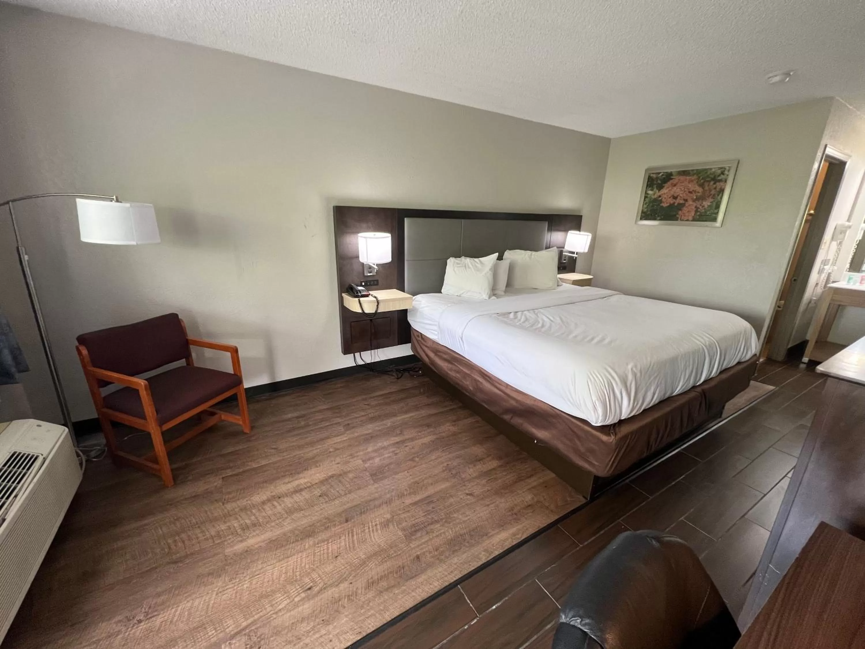 King Room - Non-Smoking in Days Inn & Suites by Wyndham Monroe