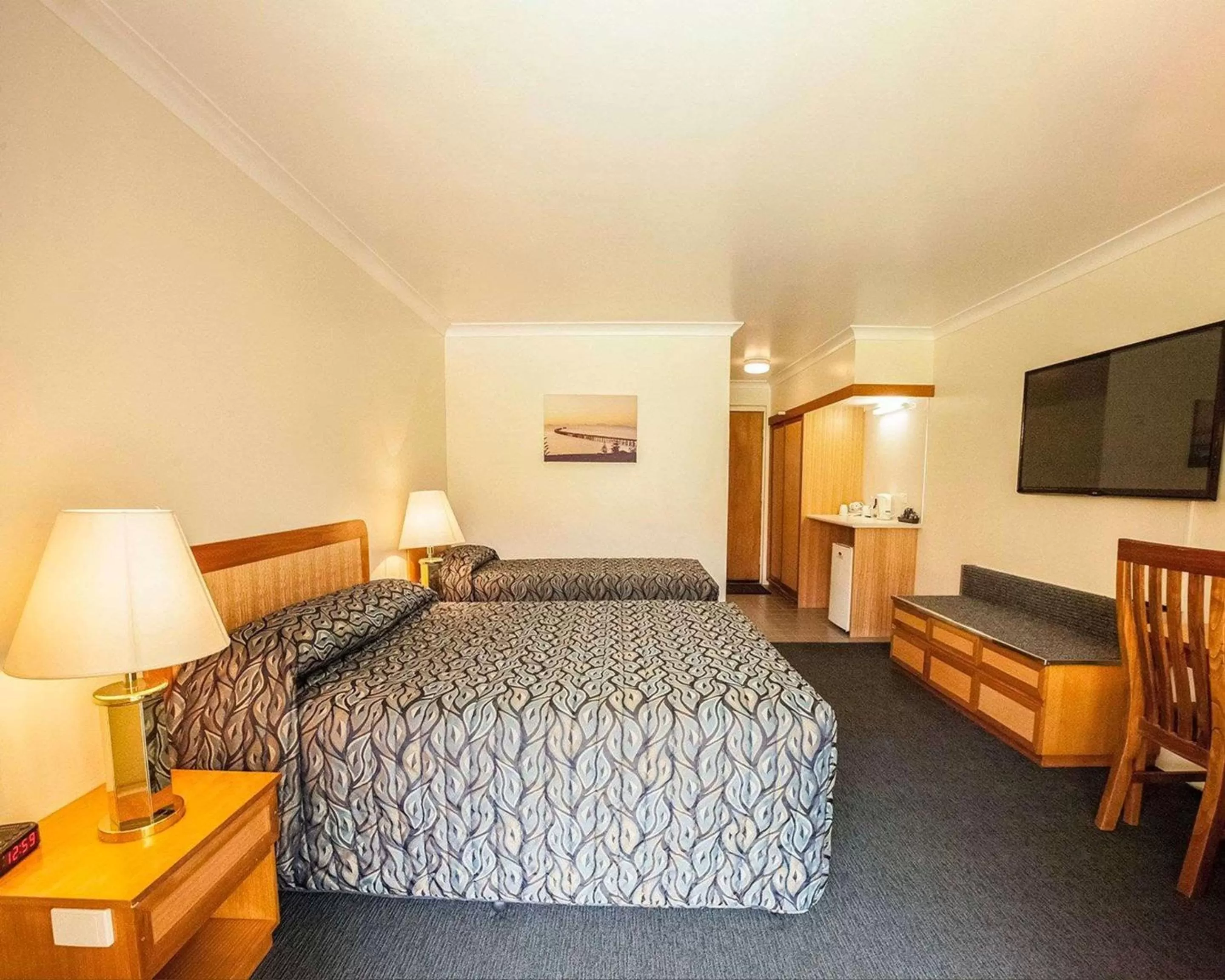 Executive Room with One Queen Bed and One Single Bed - Non-Smoking in Comfort Inn Bay of Isles