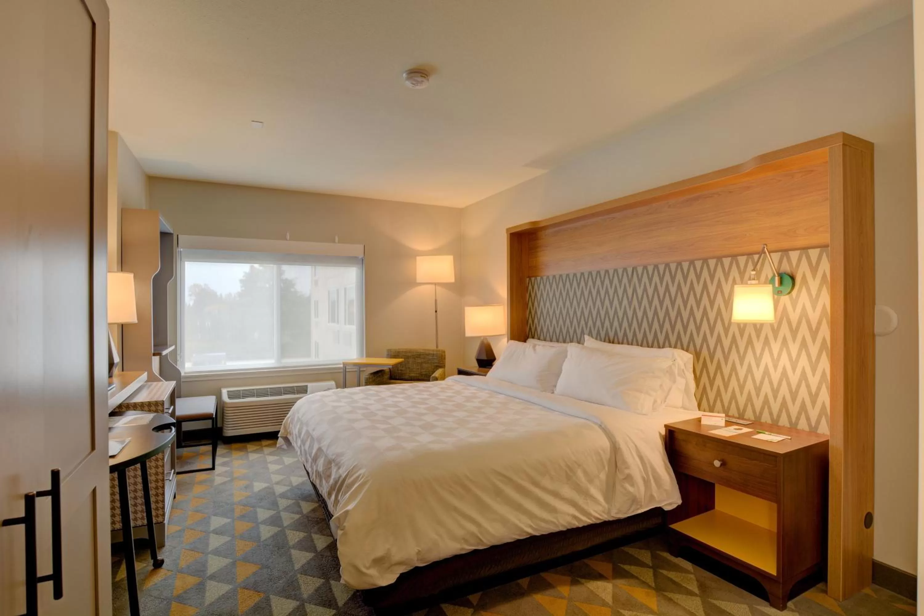 Standard King Room with Roll-in Shower - Mobility Accessible in Holiday Inn - Salem by IHG