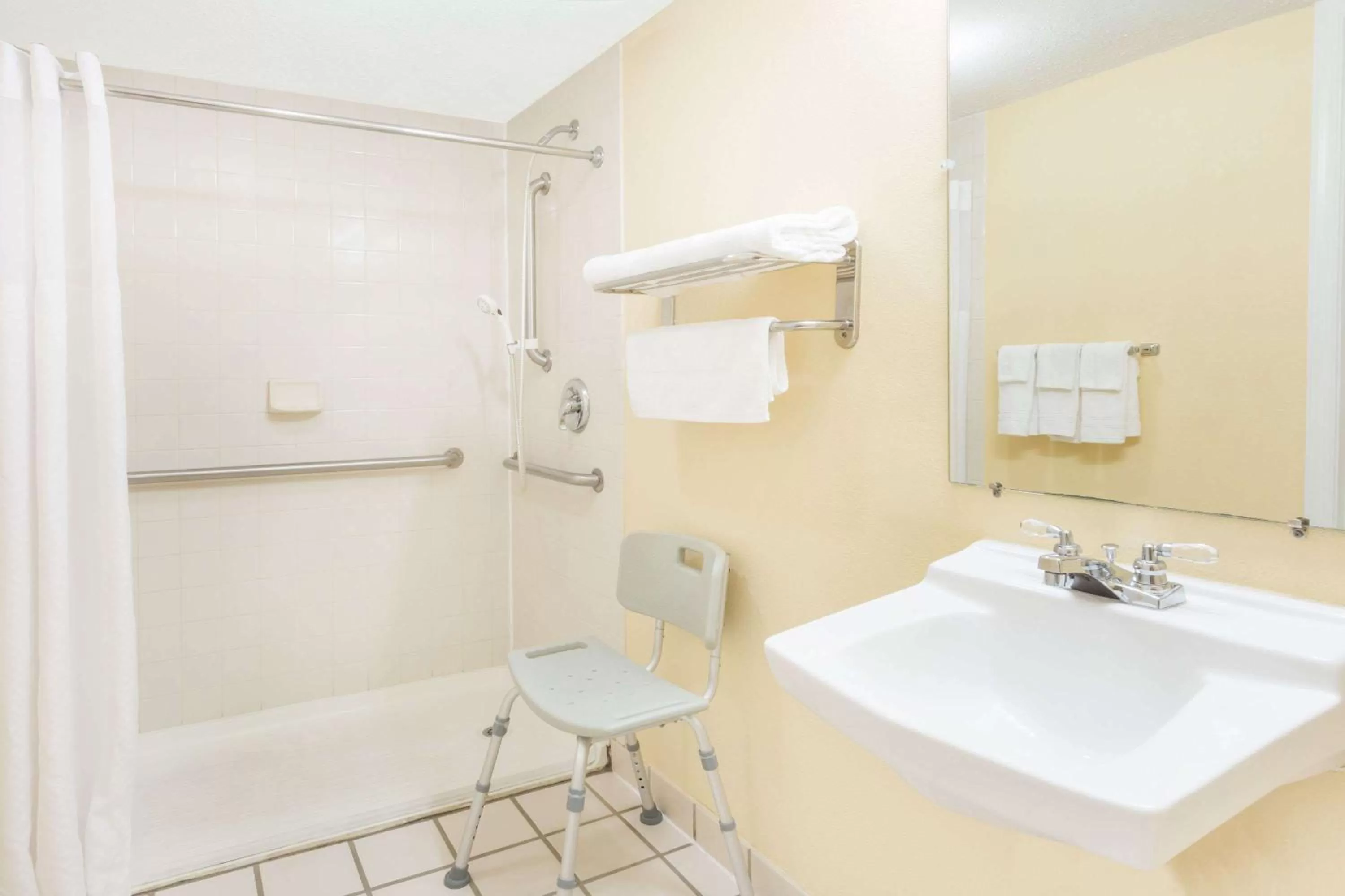 King Room - Mobility Access/Non-Smoking in Days Inn by Wyndham Staunton