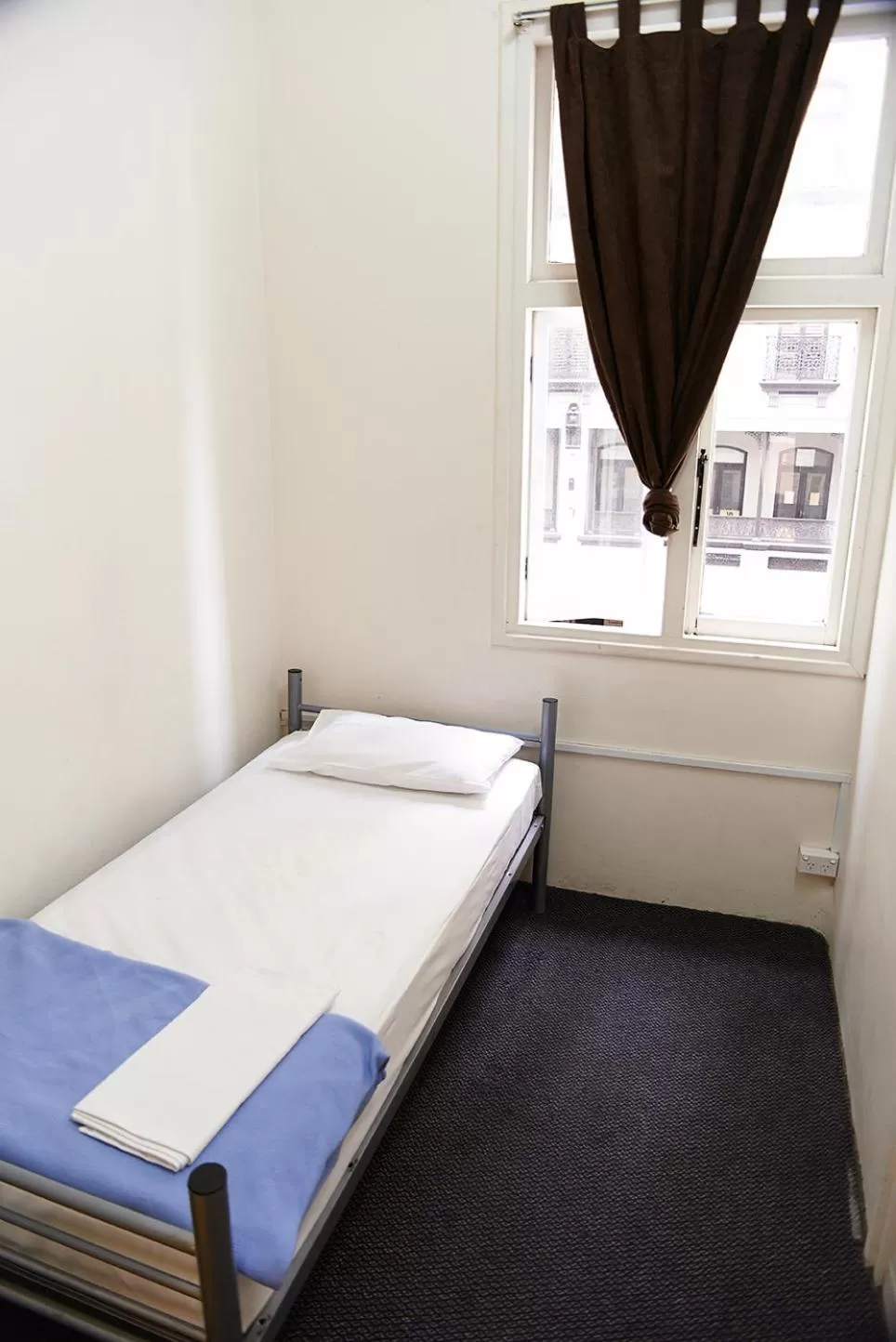 Single Room with Shared Bathroom in Maze Backpackers - Sydney