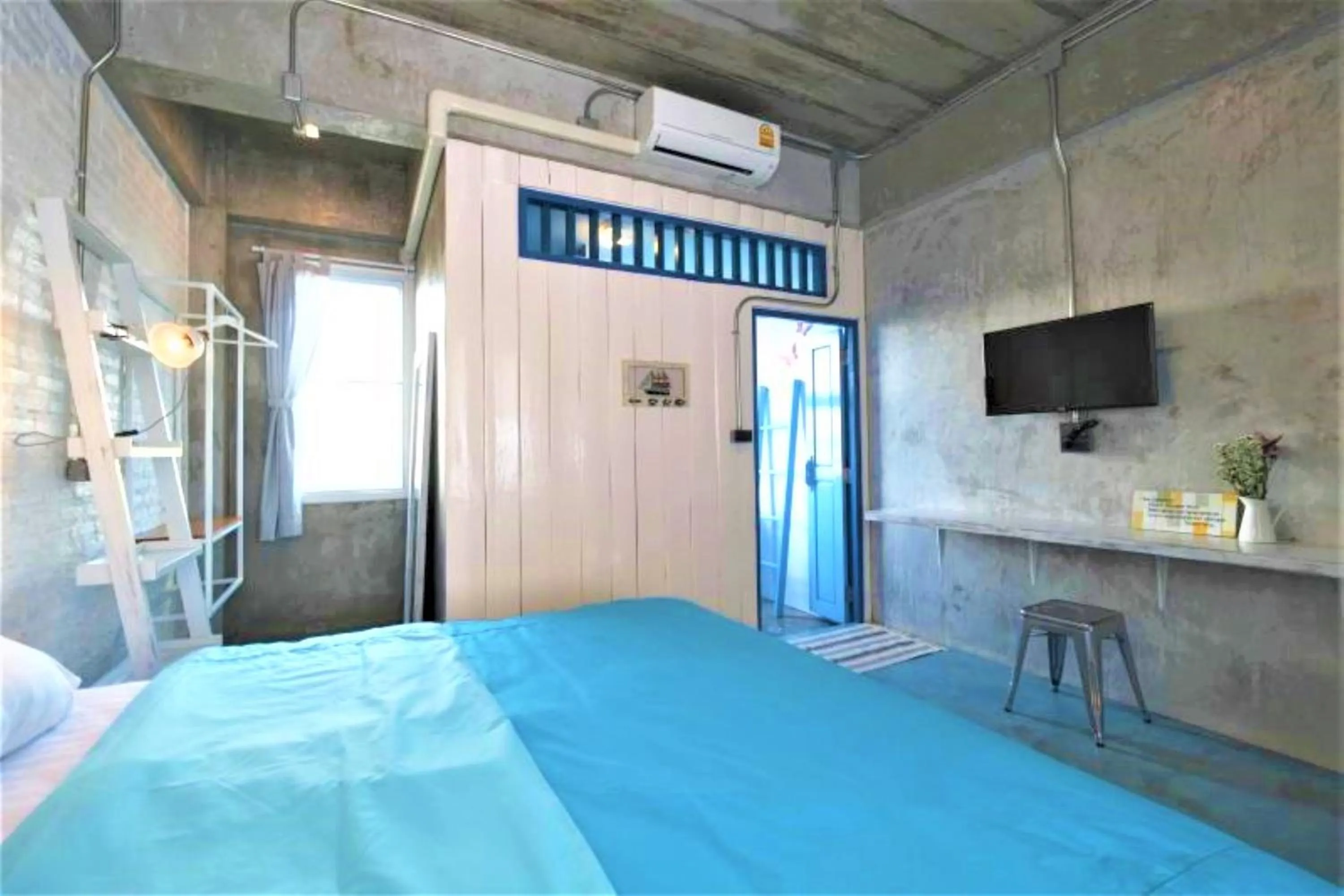 Deluxe Double or Twin Room with Air Conditioning in Chanchalay Hip Hostel (SHA Plus)