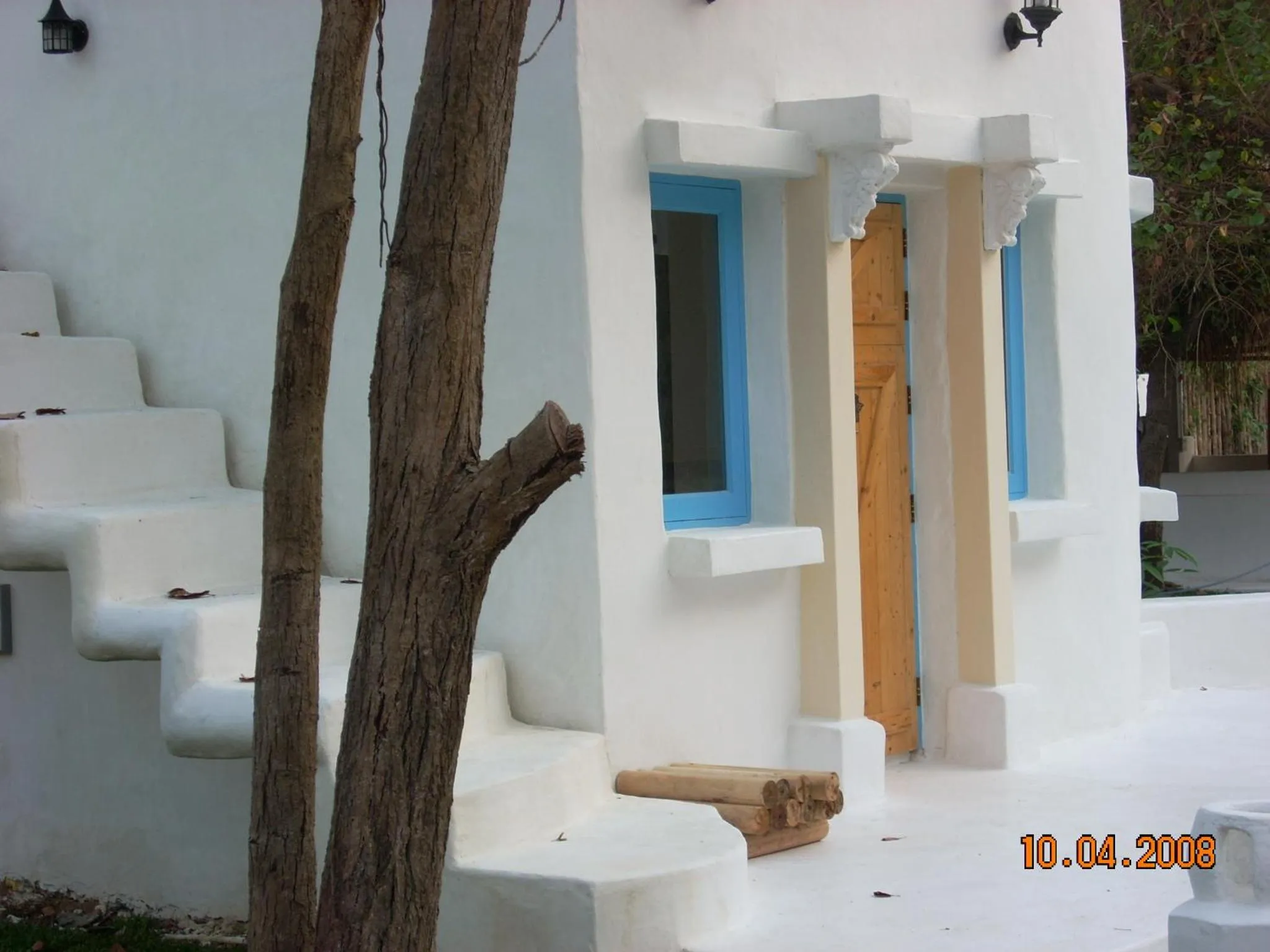 Amsterdam Twin Room in Scenic Riverside Resort