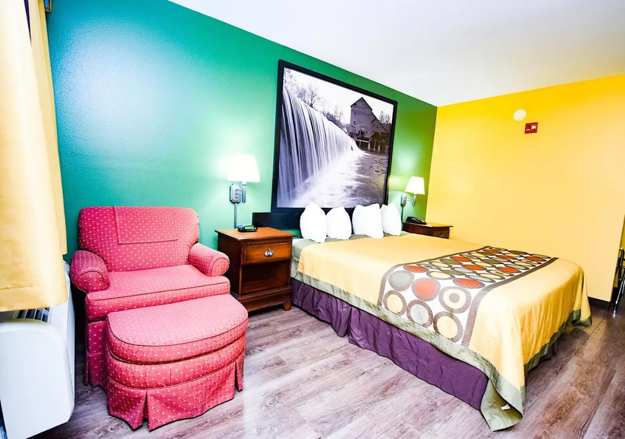 Business King Room - Non-Smoking in Super 8 by Wyndham Searcy AR