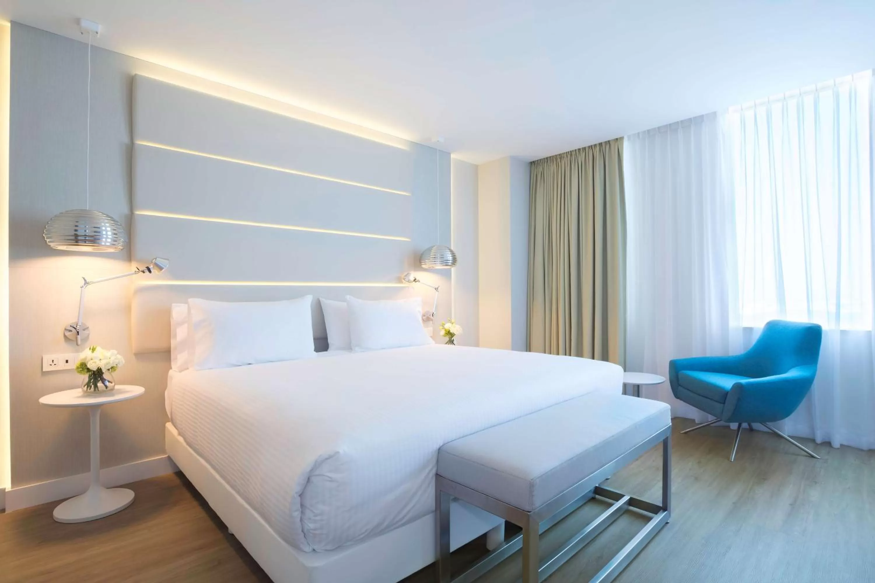 Family Room (2 Adults + 1 Child) in NH Monterrey La Fe