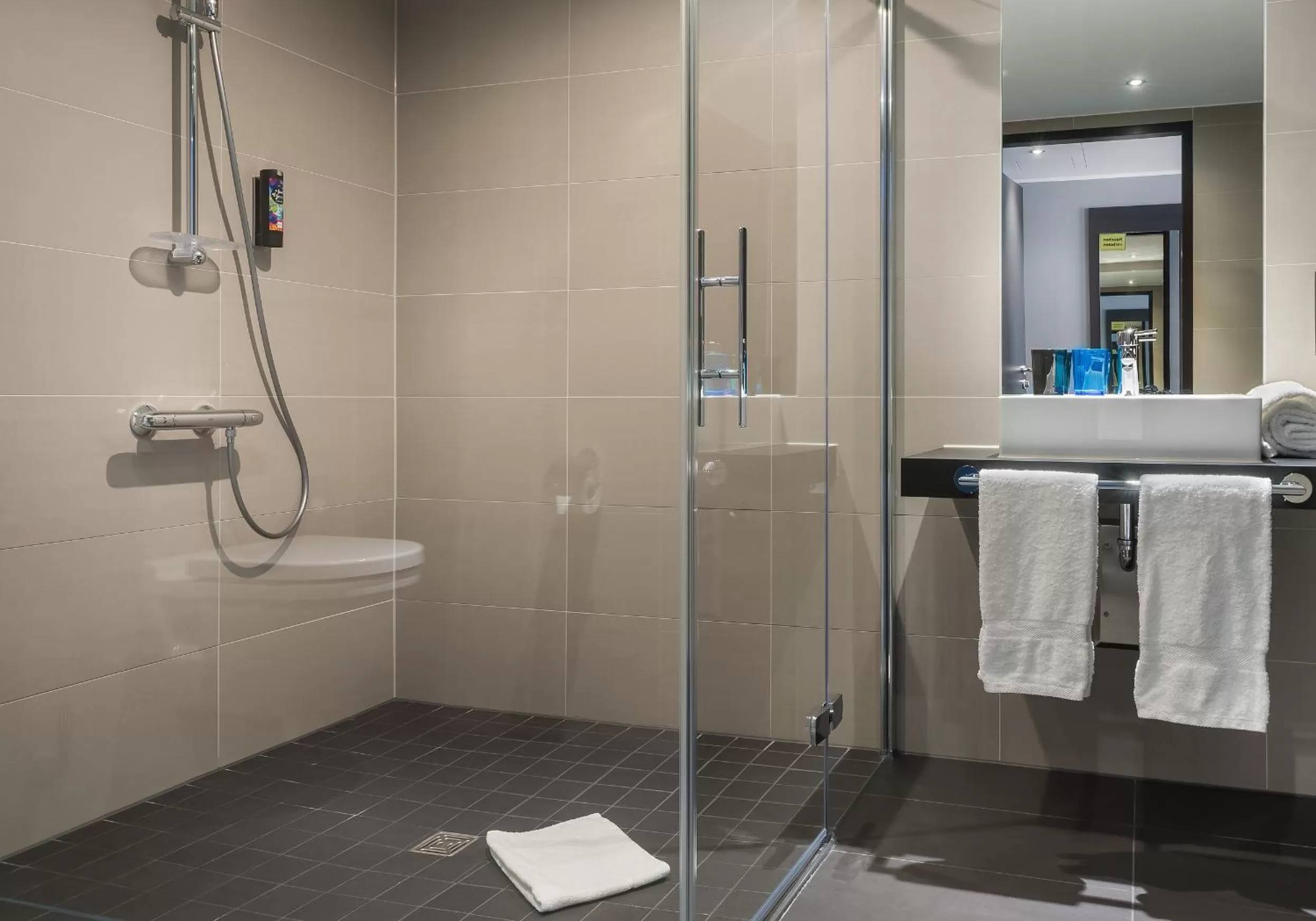 Standard Queen Room - Disability Access in Holiday Inn - the niu, Square Mannheim by IHG