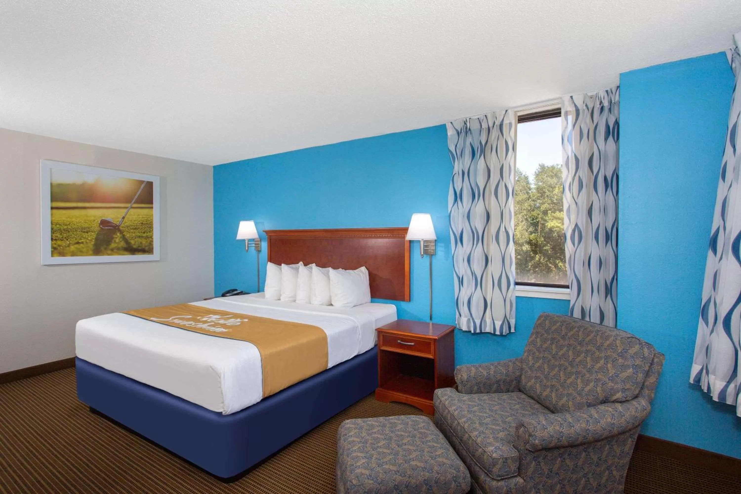 Deluxe King Room - Non-Smoking in Days Inn & Suites by Wyndham Tallahassee Conf Center I-10