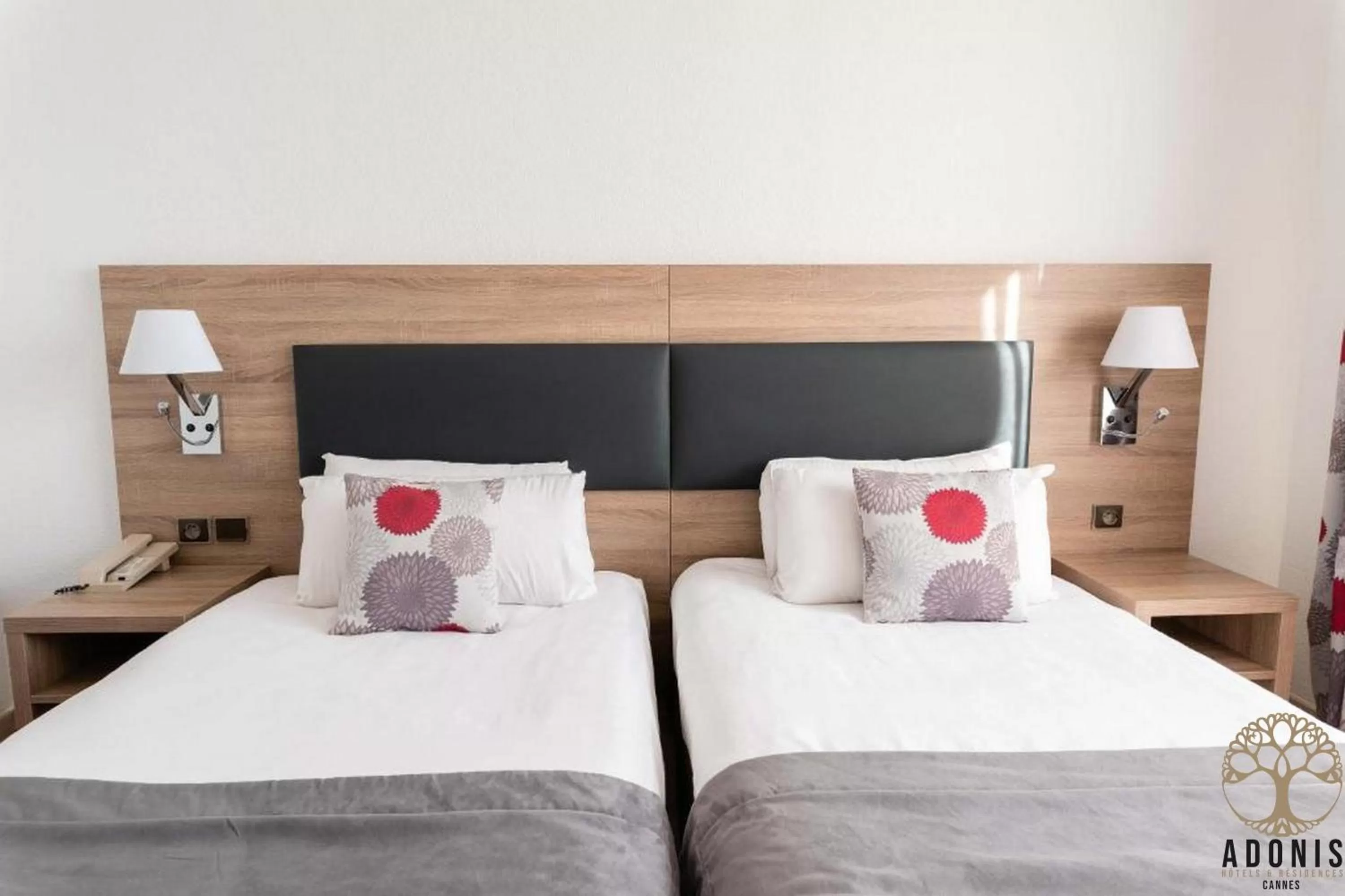 Comfort Twin Room with Balcony in Adonis Cannes - Hôtel Thomas